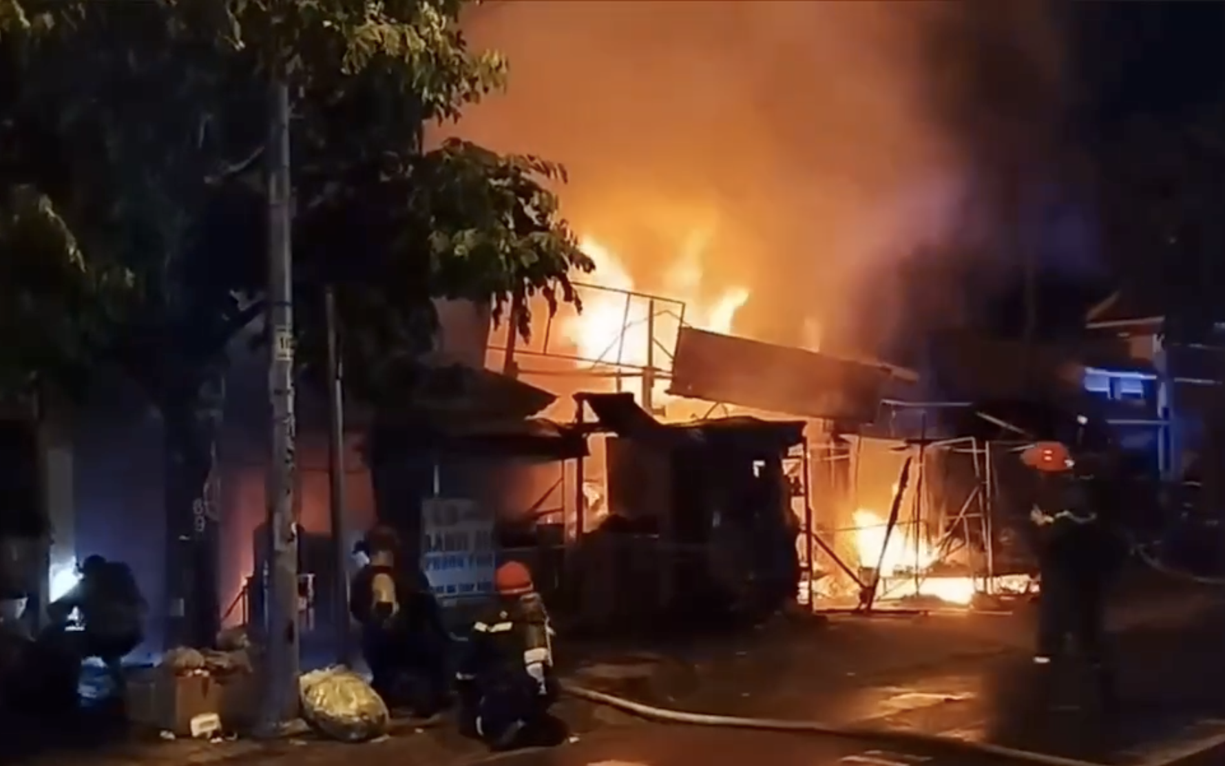 Quảng Ninh: Cháy lớn tại chợ Kim Sơn, hơn 100 cảnh sát tham gia chữa cháy, cứu nạn- Ảnh 5.