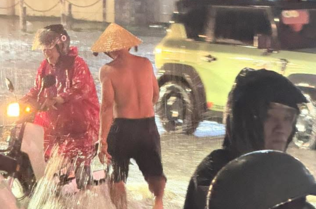 Nhiều khu vực ở Đồng Nai ngập do mưa lớn, người d&acirc;n b&igrave; b&otilde;m lội nước về nh&agrave;- Ảnh 2.