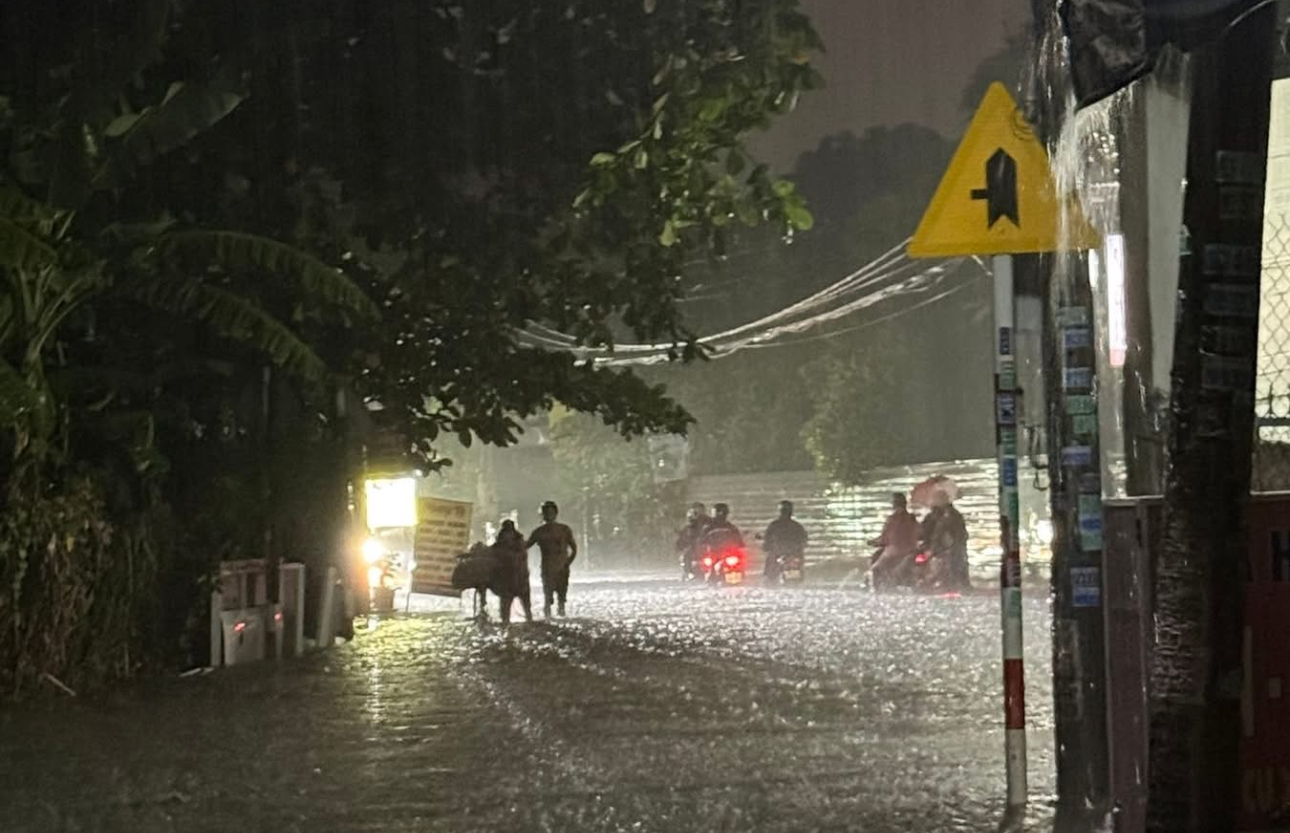 Nhiều khu vực ở Đồng Nai ngập do mưa lớn, người d&acirc;n b&igrave; b&otilde;m lội nước về nh&agrave;- Ảnh 1.