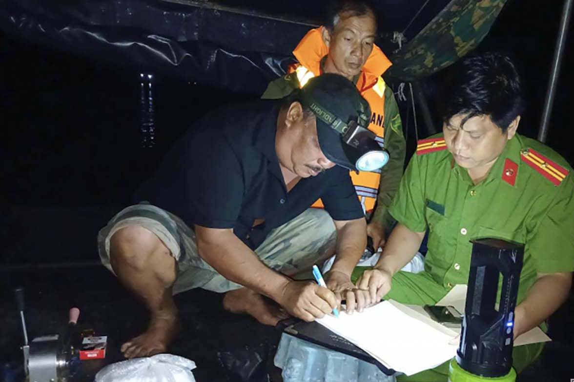 Đồng Tháp xử lý nghiêm vi phạm trên tuyến đường thủy- Ảnh 4. Đồng Tháp xử lý nghiêm vi phạm trên tuyến đường thủy- Ảnh 4.