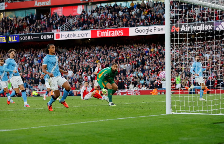 Martinelli h&oacute;a người h&ugrave;ng, Arsenal tho&aacute;t thua trước Man City- Ảnh 2.