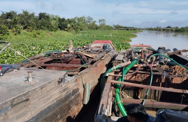Đồng Tháp xử lý nghiêm vi phạm trên tuyến đường thủy- Ảnh 2. Đồng Tháp xử lý nghiêm vi phạm trên tuyến đường thủy- Ảnh 2.