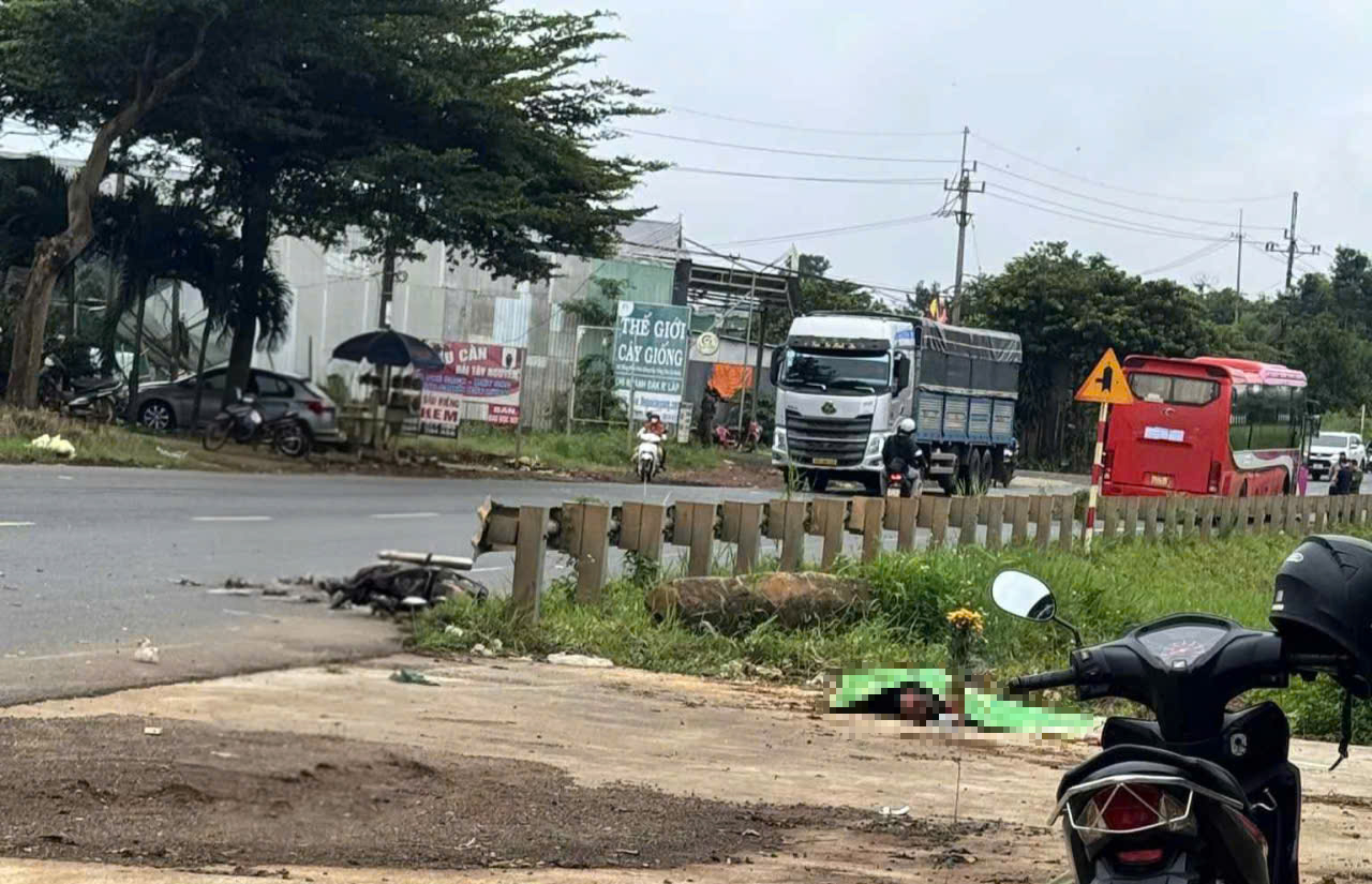 L&acirc;m Đồng: Xe kh&aacute;ch t&ocirc;ng xe m&aacute;y, một người đ&agrave;n &ocirc;ng tử vong tại chỗ- Ảnh 1.