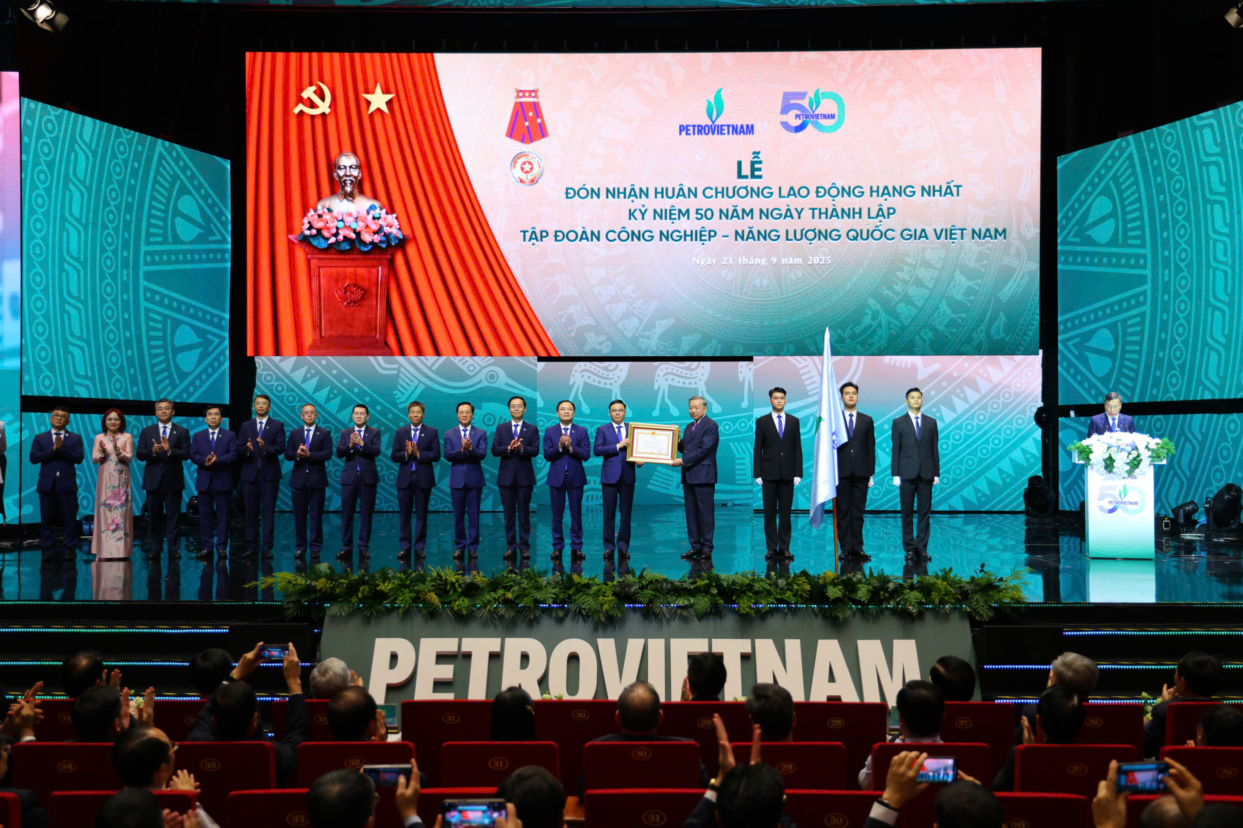 Chặng đường Petrovietnam được viết bằng ý chí tự lực, tự cường, khát vọng Việt Nam- Ảnh 2. Chặng đường Petrovietnam được viết bằng ý chí tự lực, tự cường, khát vọng Việt Nam- Ảnh 2.