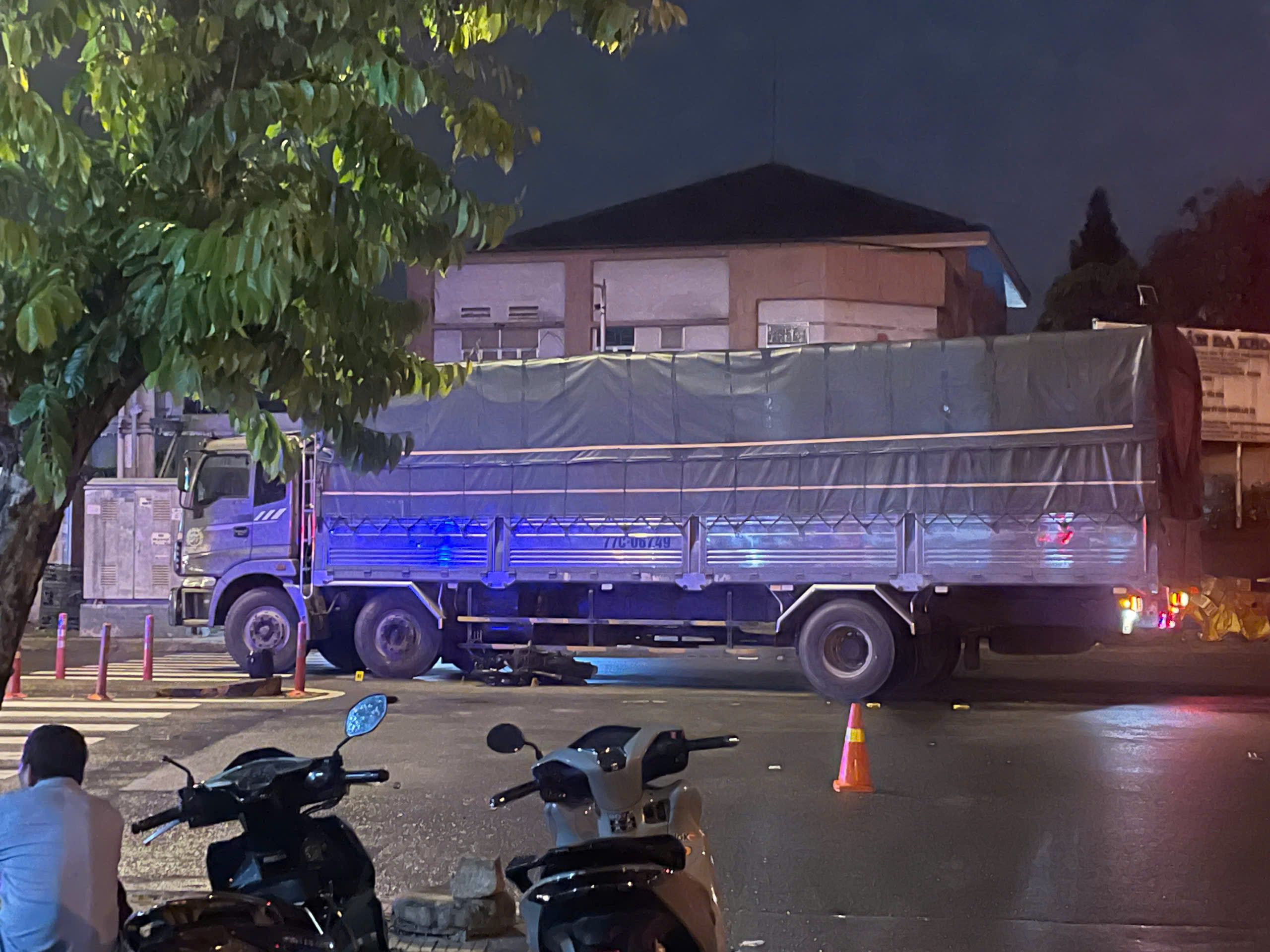 Người đàn ông tử vong sau va chạm với xe tải lúc rạng sáng ở TP.HCM- Ảnh 1. Người đàn ông tử vong sau va chạm với xe tải lúc rạng sáng ở TP.HCM- Ảnh 1.