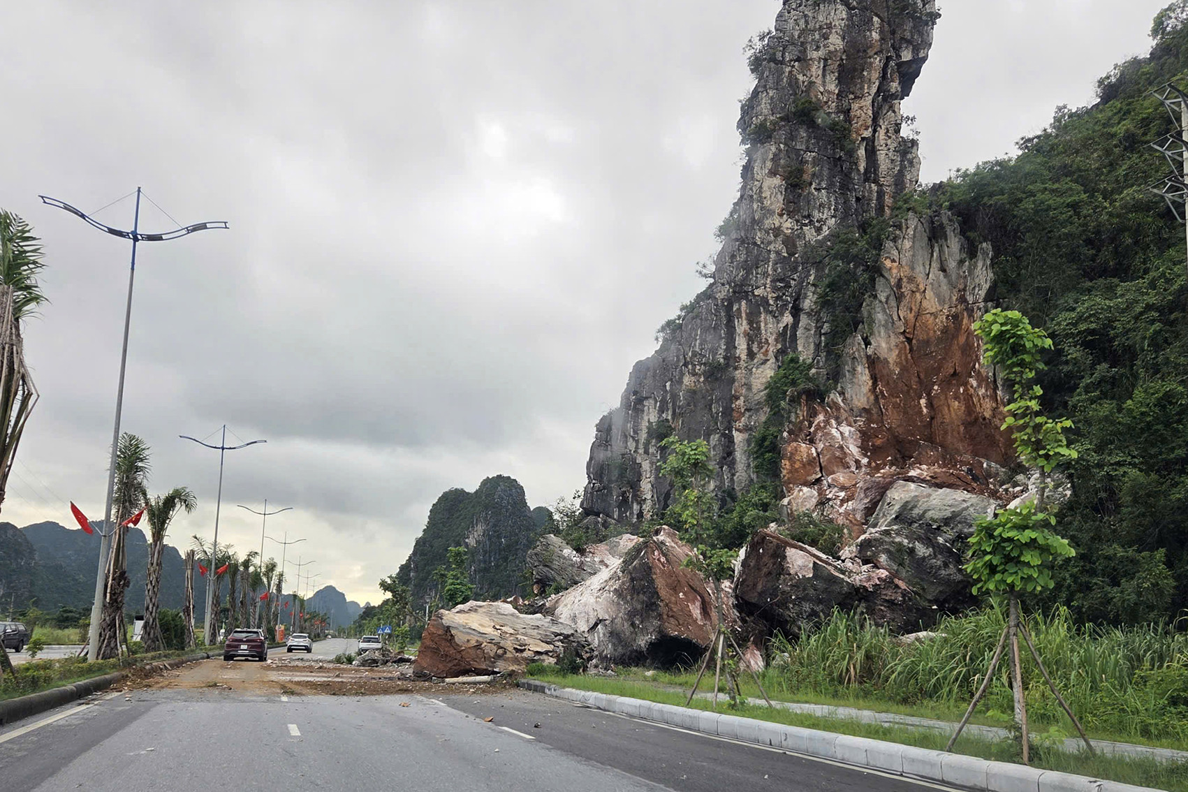 Quảng Ninh: Tảng đ&aacute; lớn lăn từ n&uacute;i xuống đường bao biển Hạ Long - Cẩm Phả- Ảnh 1.