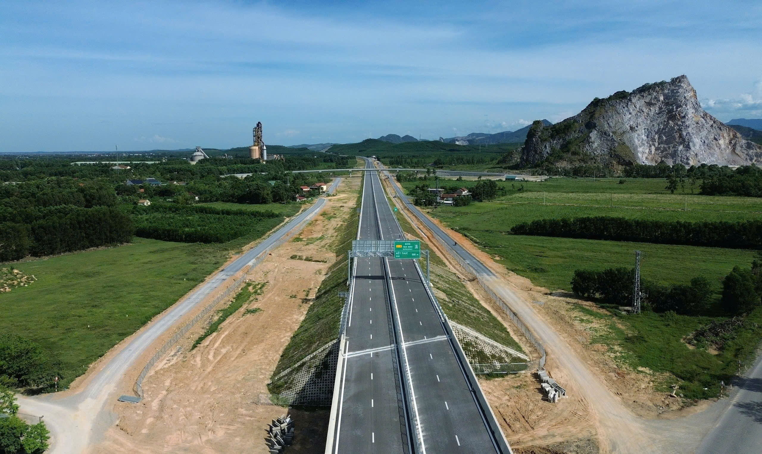 Chính sách đặc thù cấp phép mỏ vật liệu tạo "bàn đạp" đưa loạt cao tốc về đích sớm- Ảnh 3. Chính sách đặc thù cấp phép mỏ vật liệu tạo "bàn đạp" đưa loạt cao tốc về đích sớm- Ảnh 3.