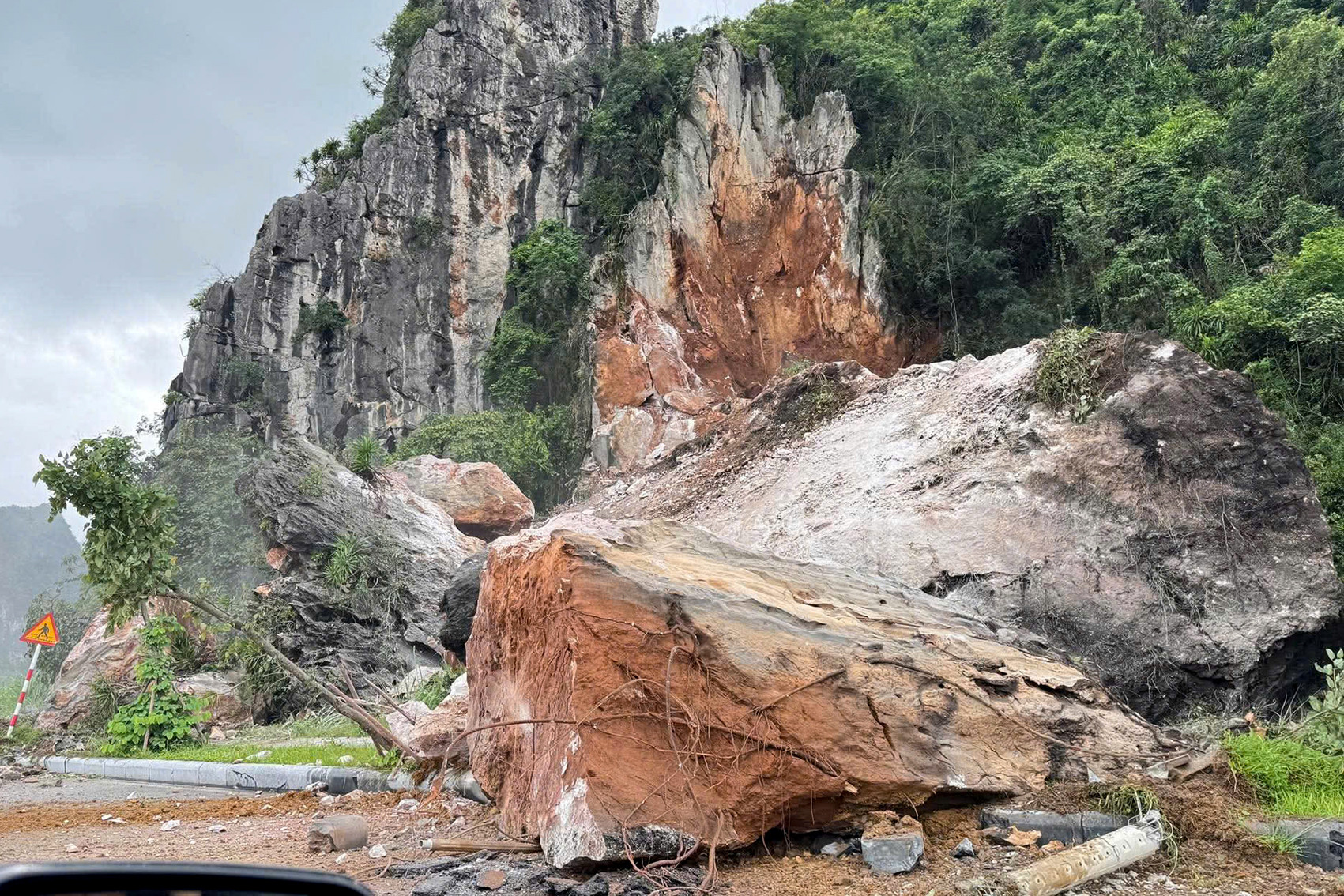 Quảng Ninh: Tảng đ&aacute; lớn lăn từ n&uacute;i xuống đường bao biển Hạ Long - Cẩm Phả- Ảnh 2.