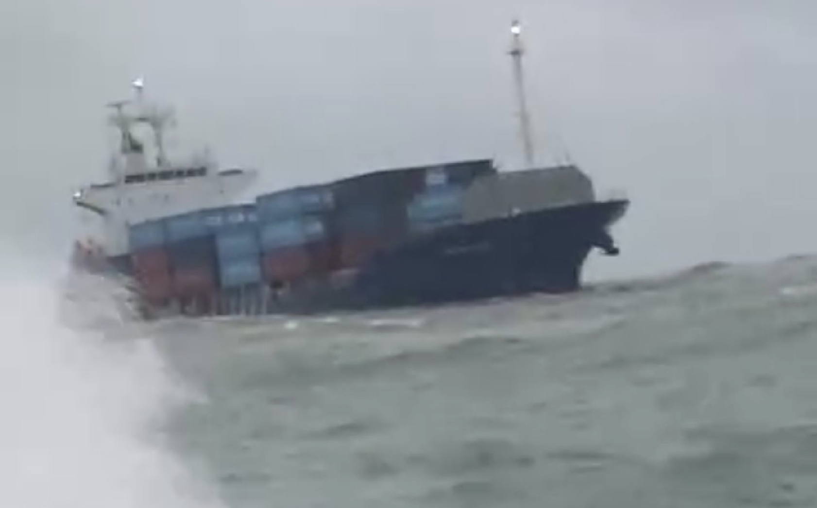 Ứng phó bão số 9: Khuyến cáo tàu thuyền đi tránh bão khi thời tiết còn thuận lợi- Ảnh 1. Ứng phó bão số 9: Khuyến cáo tàu thuyền đi tránh bão khi thời tiết còn thuận lợi- Ảnh 1.