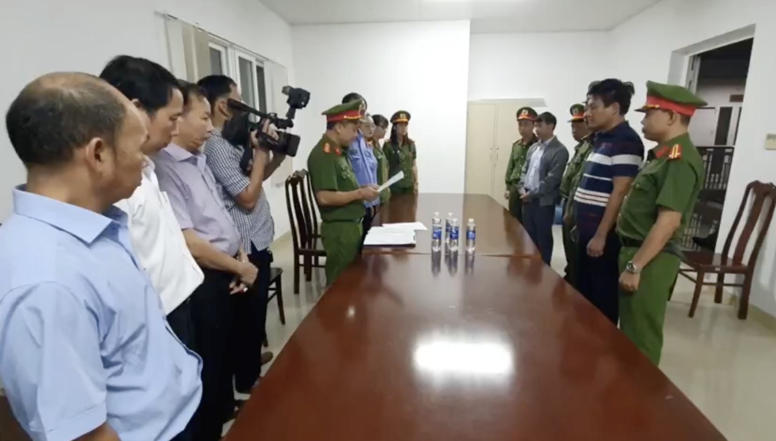 Vụ m&aacute;y t&aacute;n sỏi hỏng vẫn "chữa" cho bệnh nh&acirc;n: Khởi tố, bắt giam hai trưởng khoa- Ảnh 1.