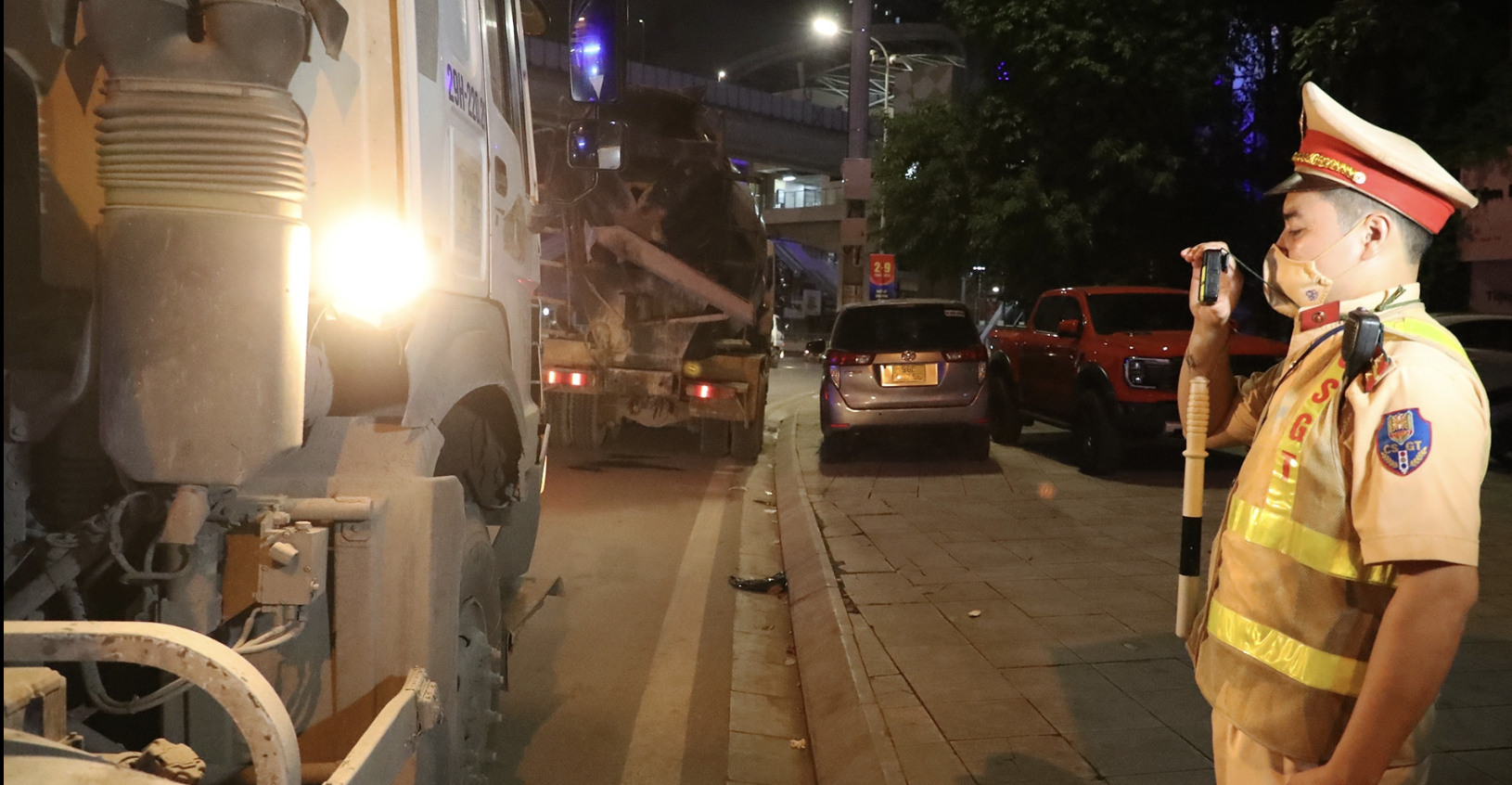 Xe &ldquo;độ&rdquo; đ&egrave;n s&aacute;ng như ban ng&agrave;y, hiểm họa r&igrave;nh rập mỗi đ&ecirc;m- Ảnh 3.