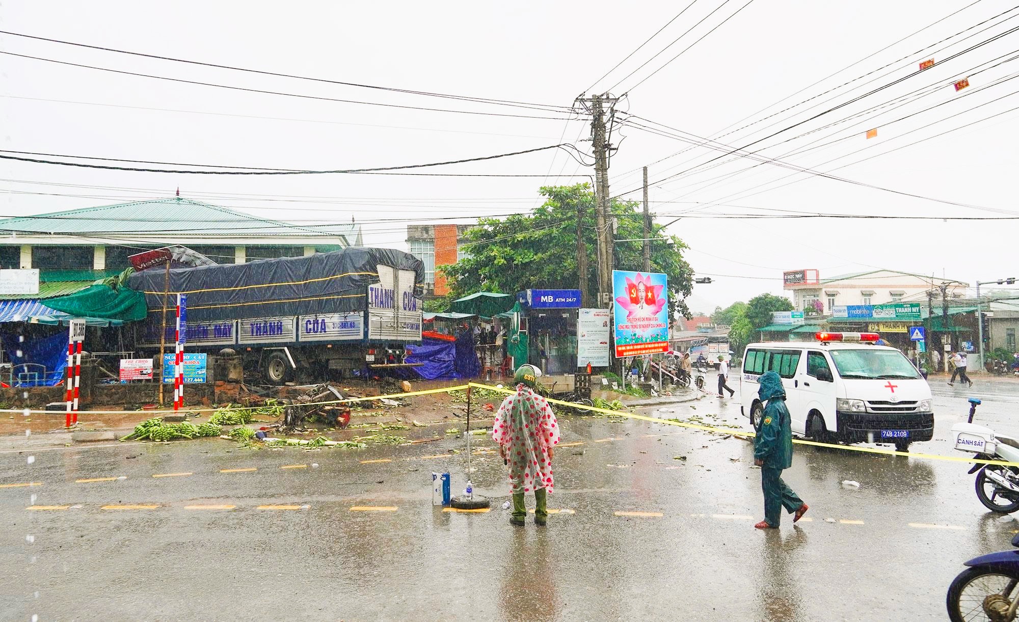 Cận cảnh chợ chuối T&acirc;n Long ở địa điểm tạm sau vụ tai nạn giao th&ocirc;ng 3 người chết- Ảnh 14.