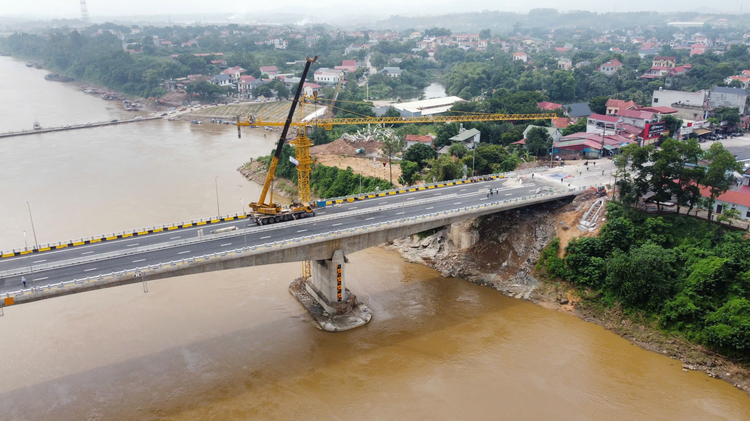 Cận ng&agrave;y kh&aacute;nh th&agrave;nh, cầu Phong Ch&acirc;u mới c&ograve;n những việc g&igrave; phải gấp r&uacute;t ho&agrave;n thiện?- Ảnh 2.
