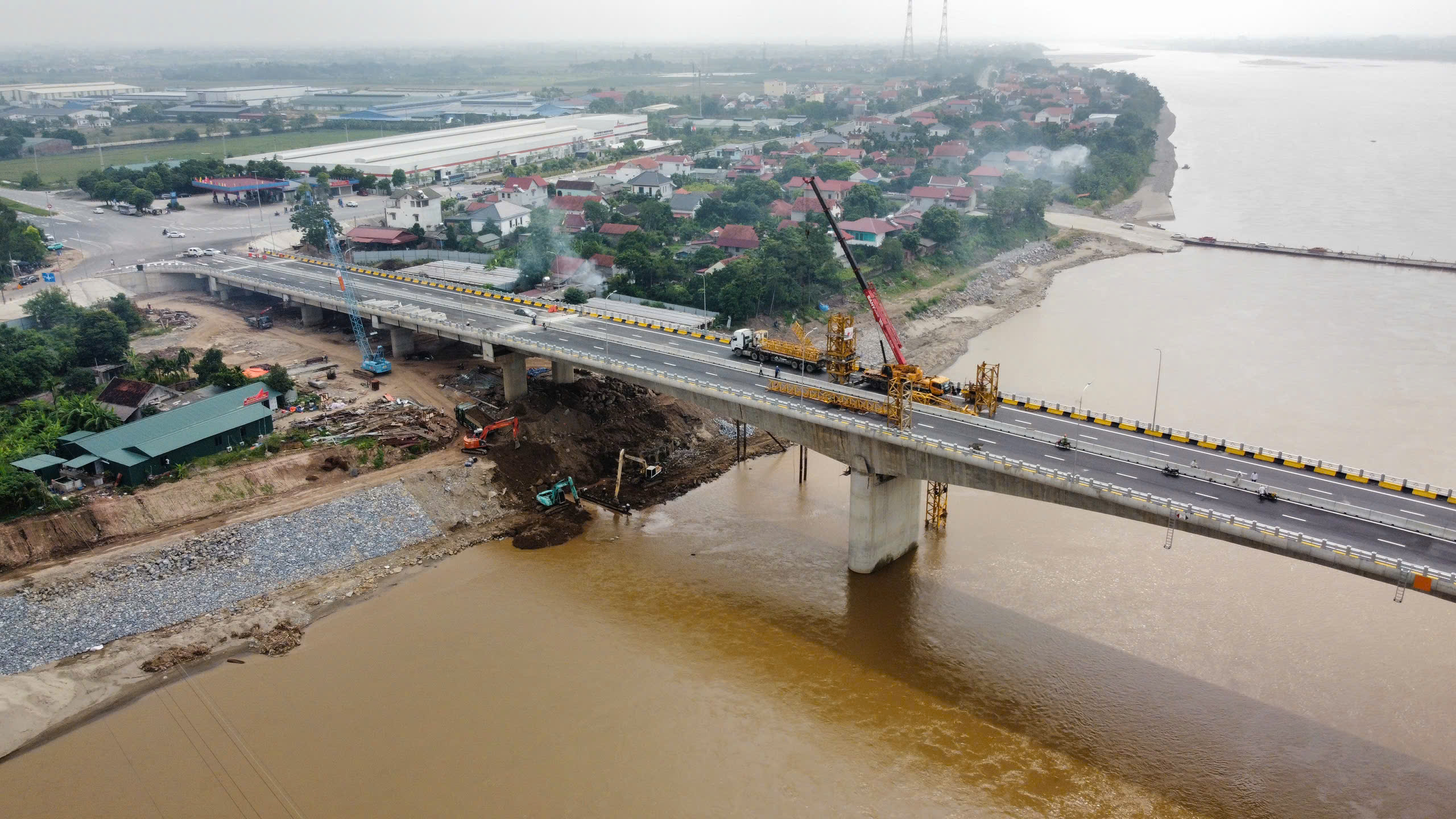 Cận ng&agrave;y kh&aacute;nh th&agrave;nh, cầu Phong Ch&acirc;u mới c&ograve;n những việc g&igrave; phải gấp r&uacute;t ho&agrave;n thiện?- Ảnh 3.