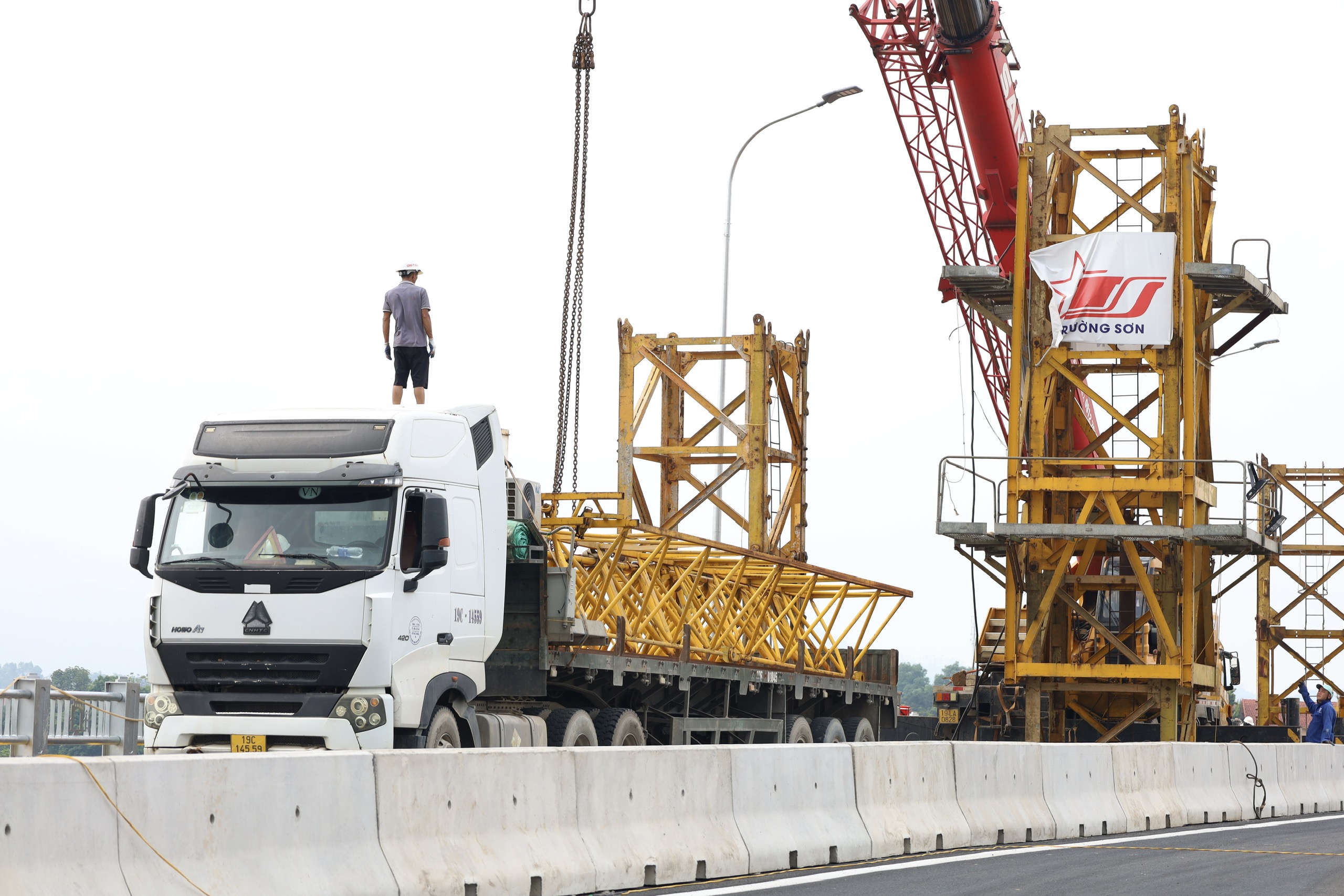 Cận ng&agrave;y kh&aacute;nh th&agrave;nh, cầu Phong Ch&acirc;u mới c&ograve;n những việc g&igrave; phải gấp r&uacute;t ho&agrave;n thiện?- Ảnh 4.