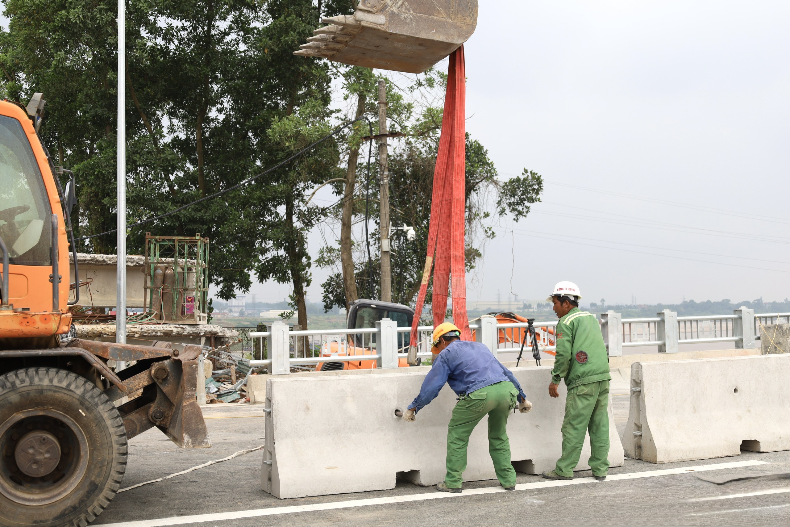 Cận ng&agrave;y kh&aacute;nh th&agrave;nh, cầu Phong Ch&acirc;u mới c&ograve;n những việc g&igrave; phải gấp r&uacute;t ho&agrave;n thiện?- Ảnh 5.