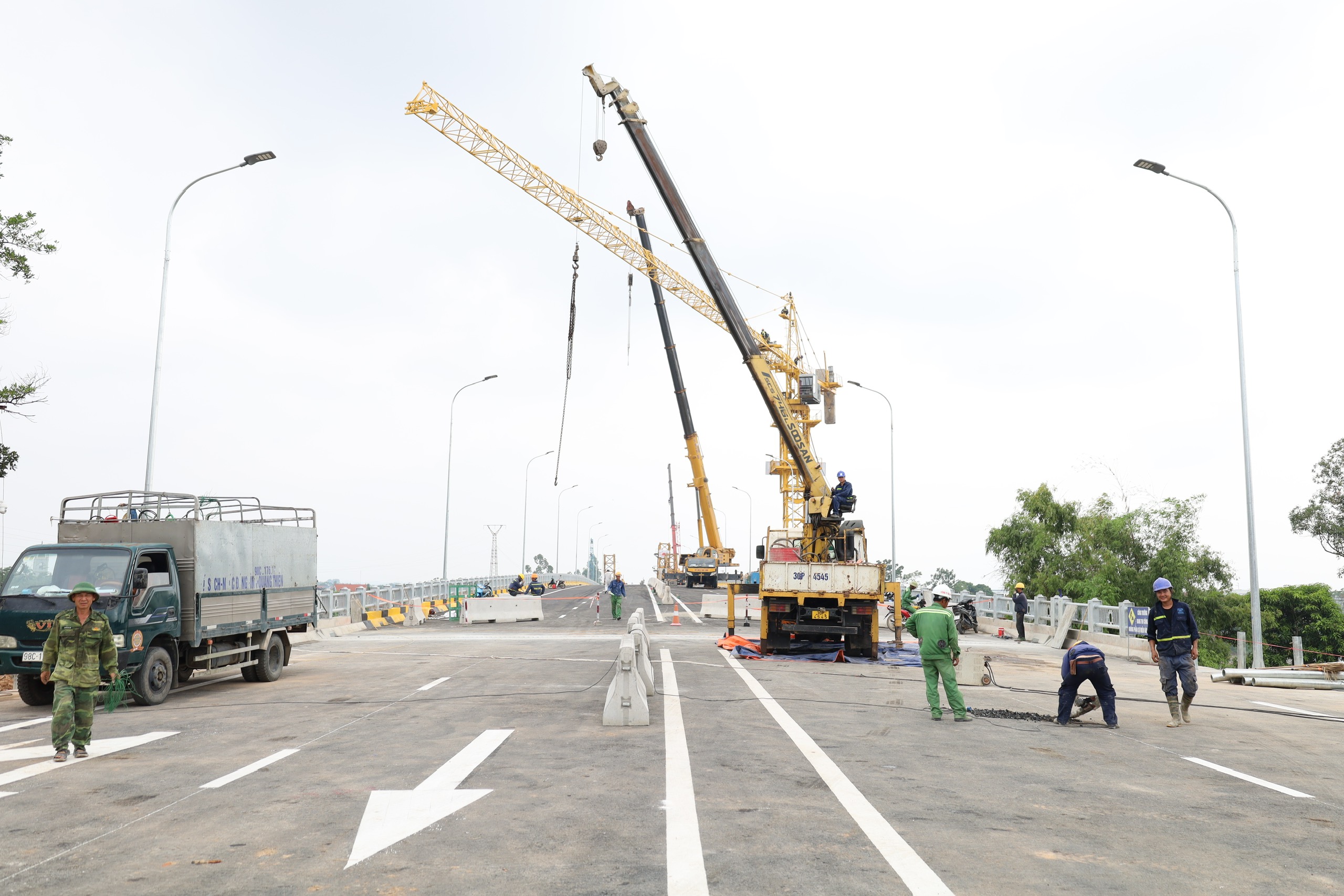 Cận ng&agrave;y kh&aacute;nh th&agrave;nh, cầu Phong Ch&acirc;u mới c&ograve;n những việc g&igrave; phải gấp r&uacute;t ho&agrave;n thiện?- Ảnh 9.