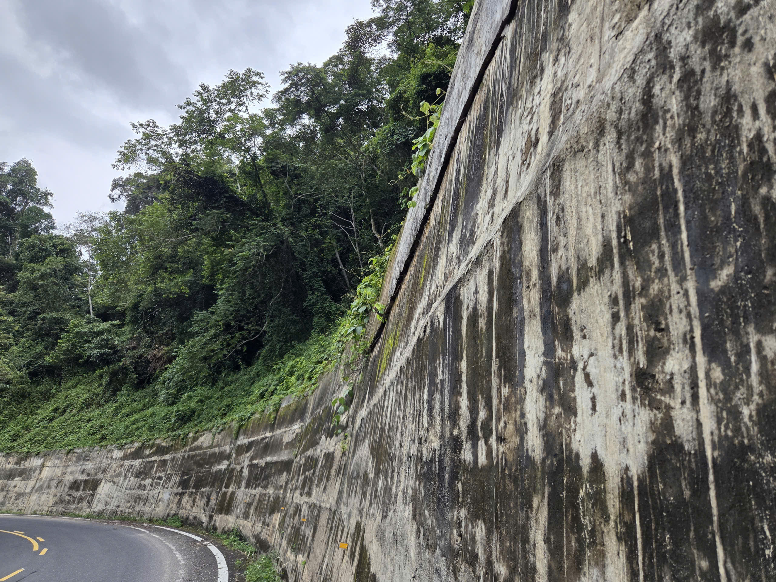 Tường chắn ta luy dương đ&egrave;o Măng Đen nguy cơ đổ sập- Ảnh 1.