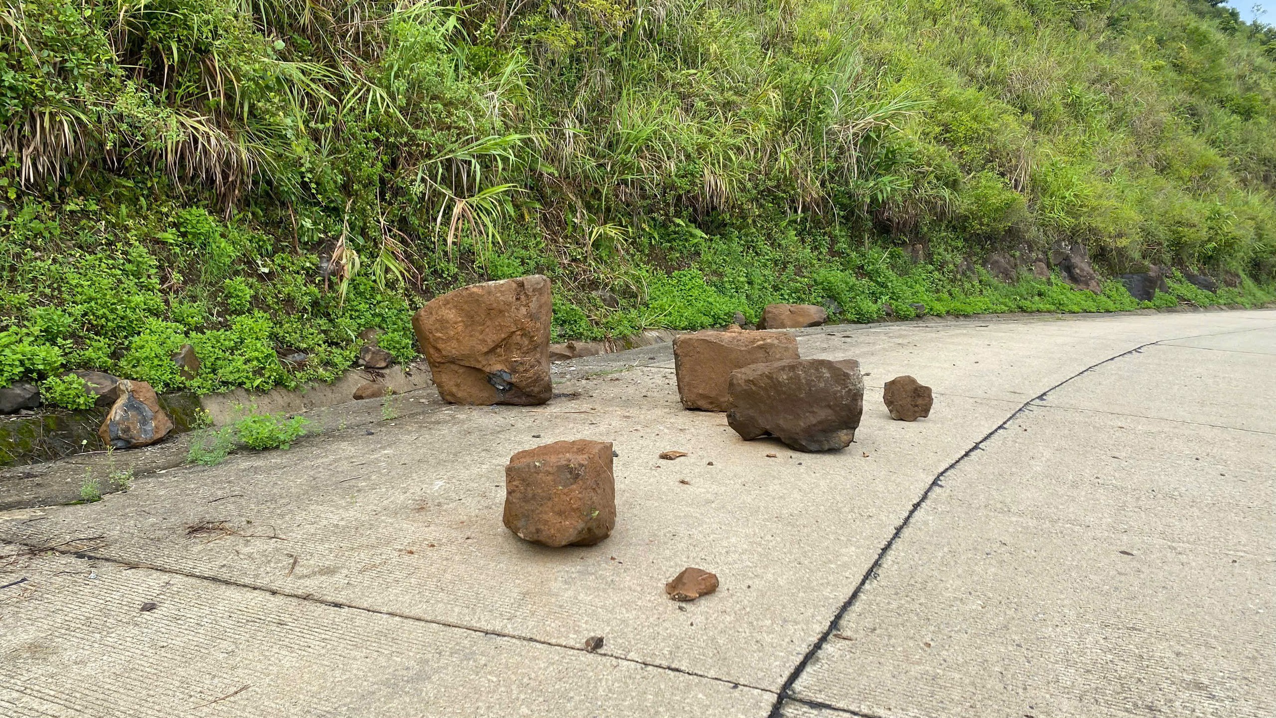 Quảng Ng&atilde;i: Tỉnh lộ li&ecirc;n tục "hứng" đ&aacute; tảng từ n&uacute;i cao rơi xuống, nguy cơ tai nạn- Ảnh 3.