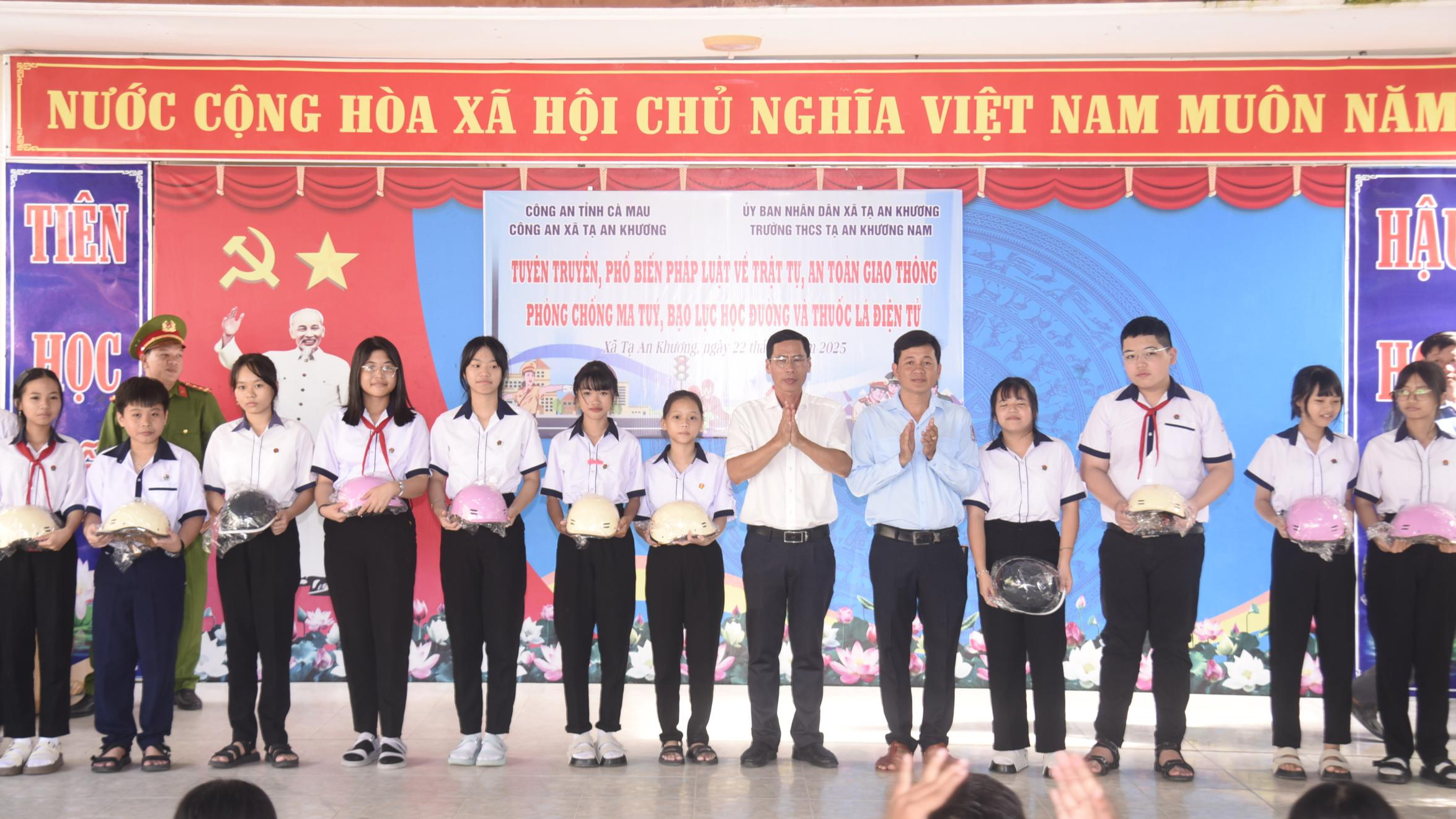 N&acirc;ng cao &yacute; thức chấp h&agrave;nh Luật Trật tự, an to&agrave;n giao th&ocirc;ng cho học sinh ở C&agrave; Mau- Ảnh 2.