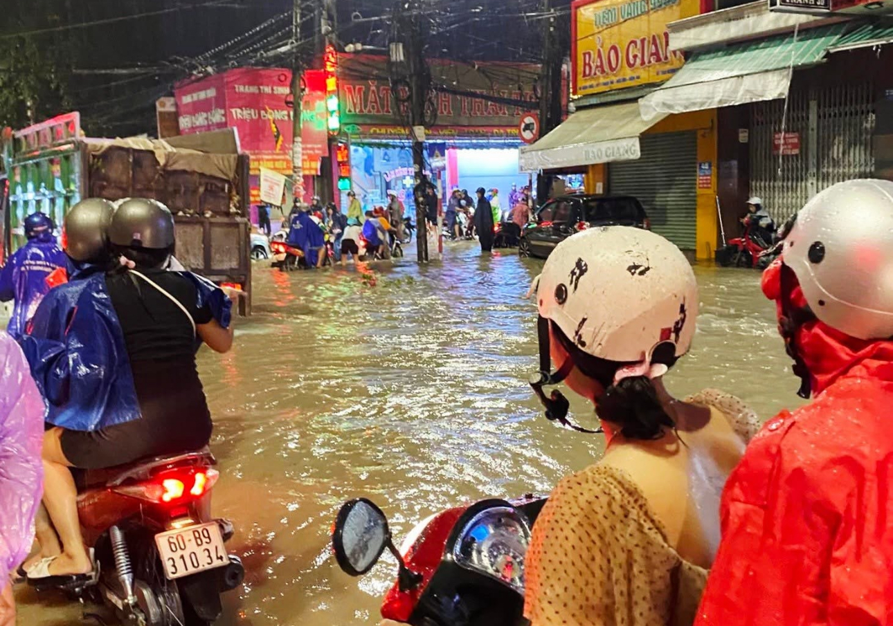 Mưa lớn kéo dài, cảnh báo lũ quét, dông lốc và sạt lở tại nhiều khu vực ở Đồng Nai- Ảnh 2. Mưa lớn kéo dài, cảnh báo lũ quét, dông lốc và sạt lở tại nhiều khu vực ở Đồng Nai- Ảnh 2.