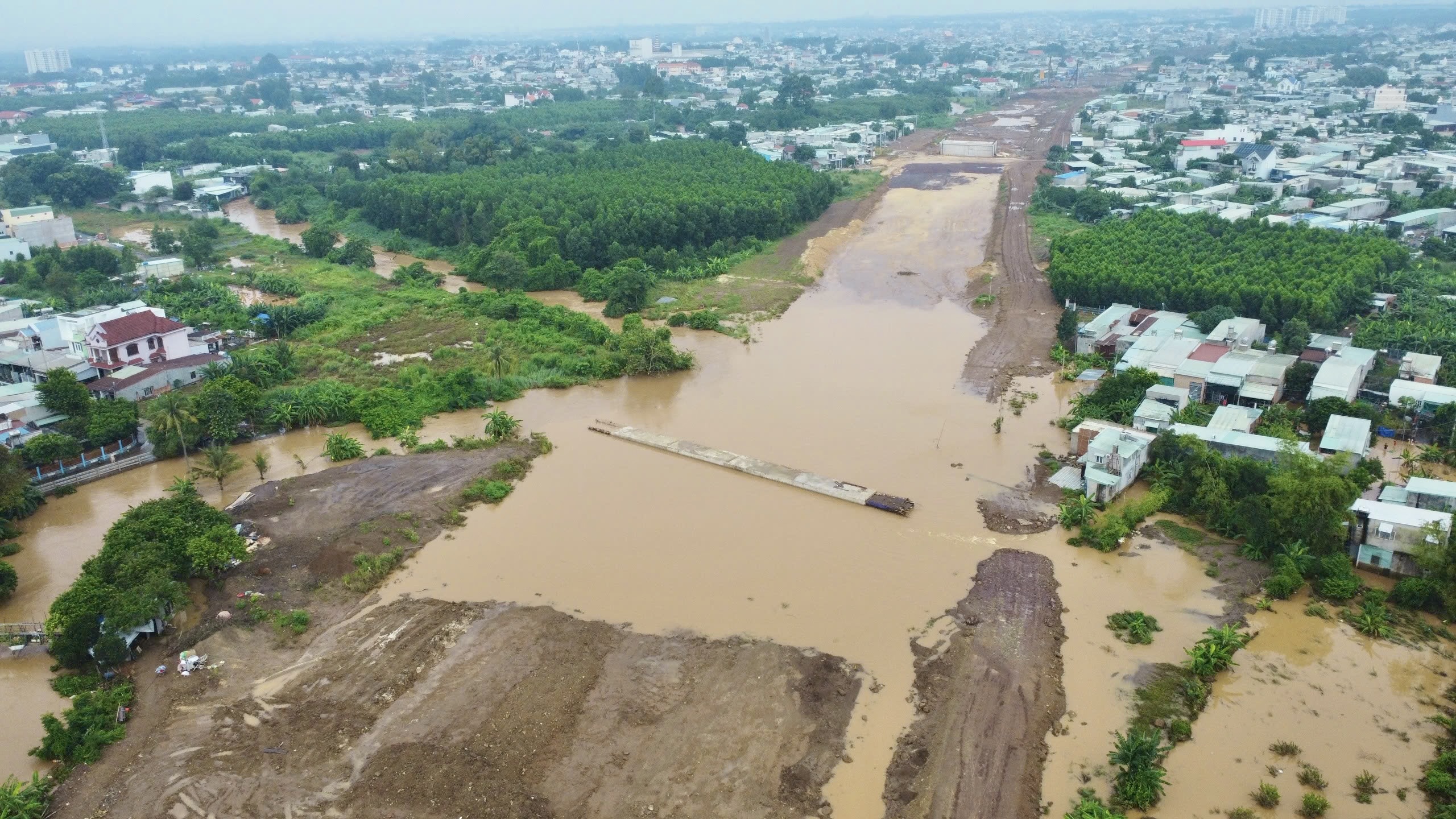 Mưa ngập cản trở, cao tốc Bi&ecirc;n H&ograve;a - Vũng T&agrave;u tăng tốc để về đ&iacute;ch đ&uacute;ng hẹn 19/12- Ảnh 4.
