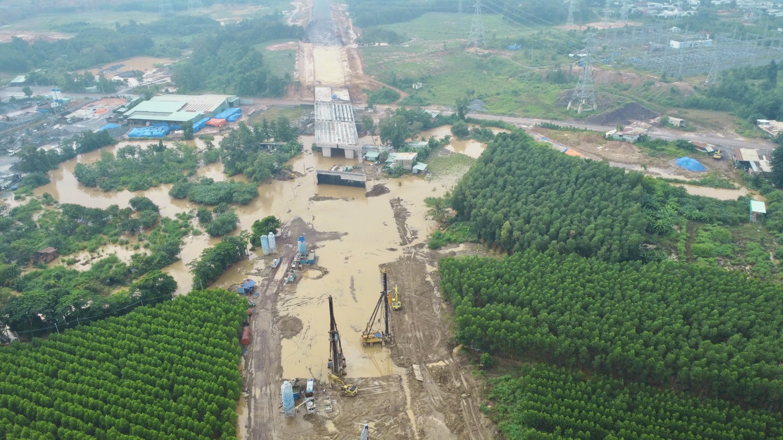 Mưa ngập cản trở, cao tốc Bi&ecirc;n H&ograve;a - Vũng T&agrave;u tăng tốc để về đ&iacute;ch đ&uacute;ng hẹn 19/12- Ảnh 1.