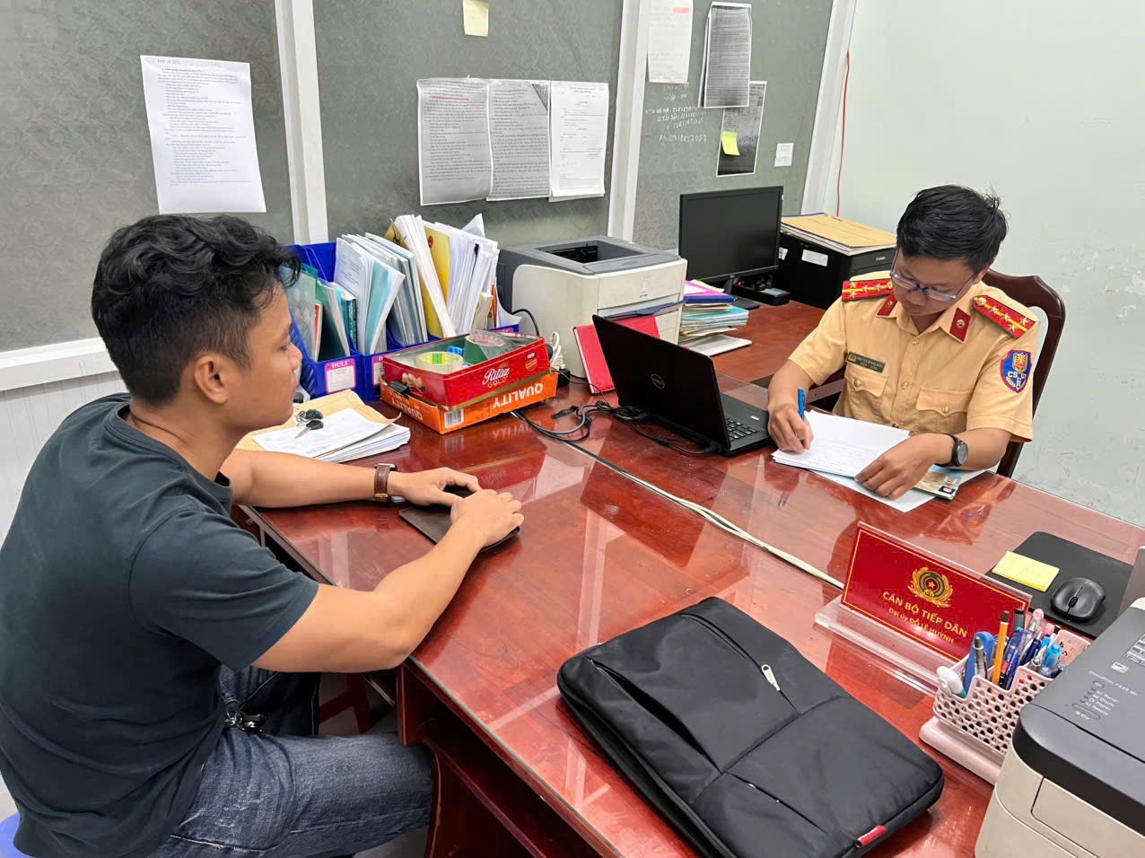 TP.HCM: L&aacute;i xe b&aacute;n tải bị tố chạy kiểu "nửa vời" n&oacute;i g&igrave; khi l&agrave;m việc với CSGT?- Ảnh 1.