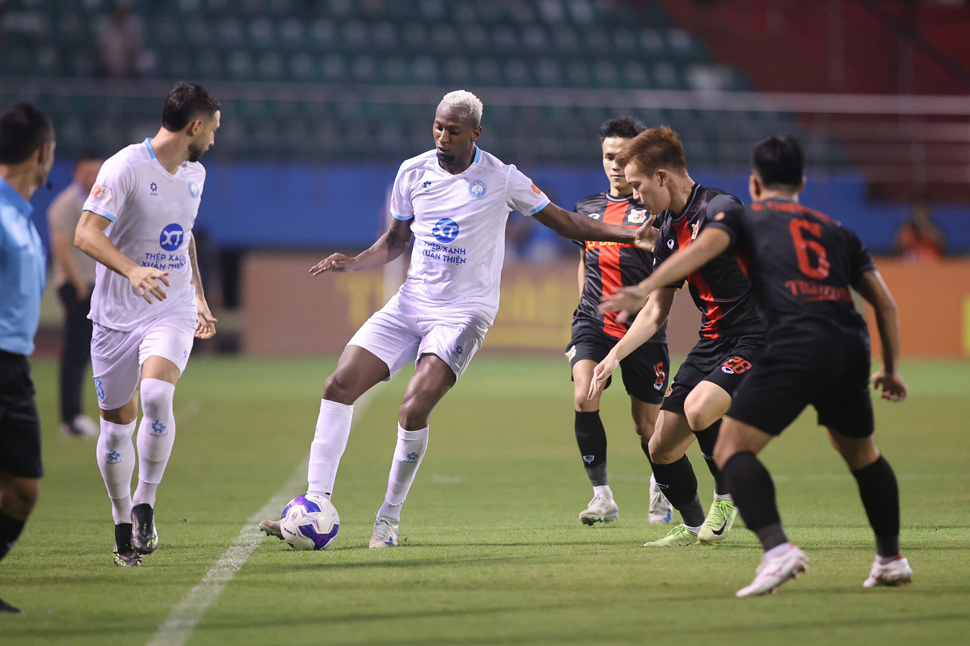Ho&agrave;ng Đức rực s&aacute;ng, Ninh B&igrave;nh quật ng&atilde; nh&agrave; v&ocirc; địch V-League- Ảnh 2.