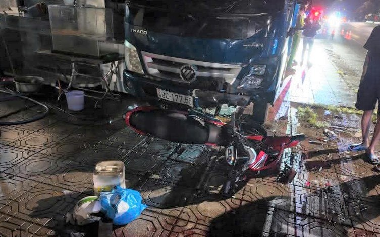 T&ocirc;ng v&agrave;o &ocirc; t&ocirc; tải đậu tr&ecirc;n vỉa h&egrave; ở L&acirc;m Đồng, 2 thanh ni&ecirc;n đi xe m&aacute;y tử vong