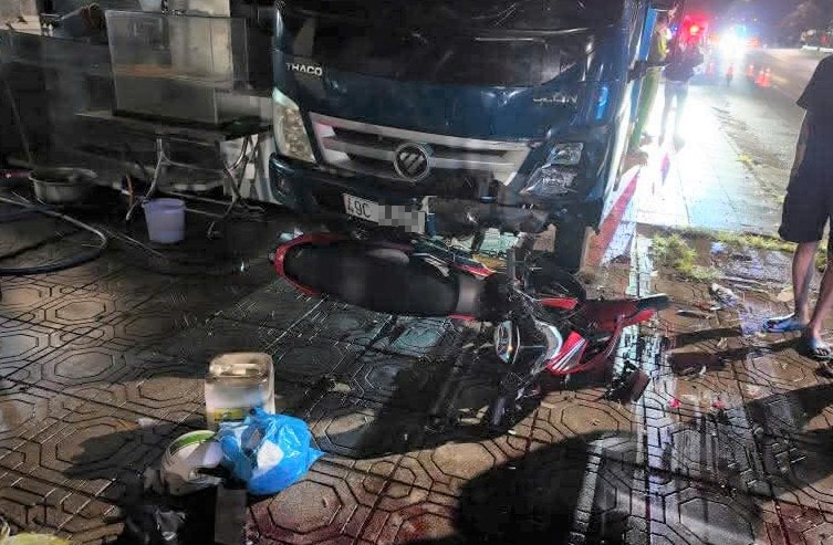 T&ocirc;ng v&agrave;o &ocirc; t&ocirc; tải đậu tr&ecirc;n vỉa h&egrave; ở L&acirc;m Đồng, 2 thanh ni&ecirc;n đi xe m&aacute;y tử vong- Ảnh 1.