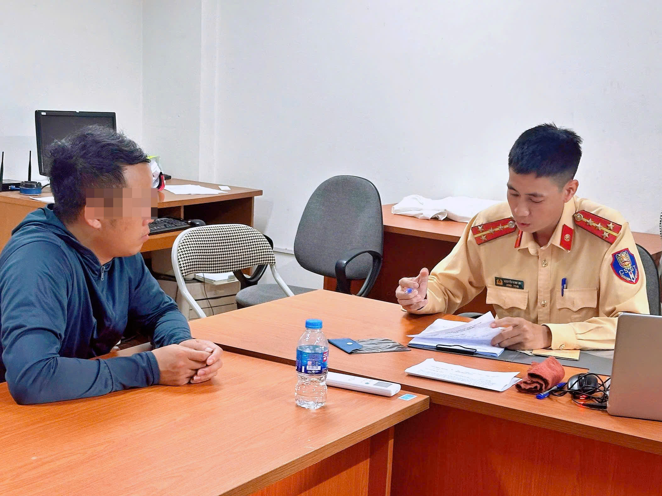 Xử phạt tài xế xe tải ngang nhiên vượt đèn đỏ ở Hà Nội- Ảnh 1. Xử phạt tài xế xe tải ngang nhiên vượt đèn đỏ ở Hà Nội- Ảnh 1.