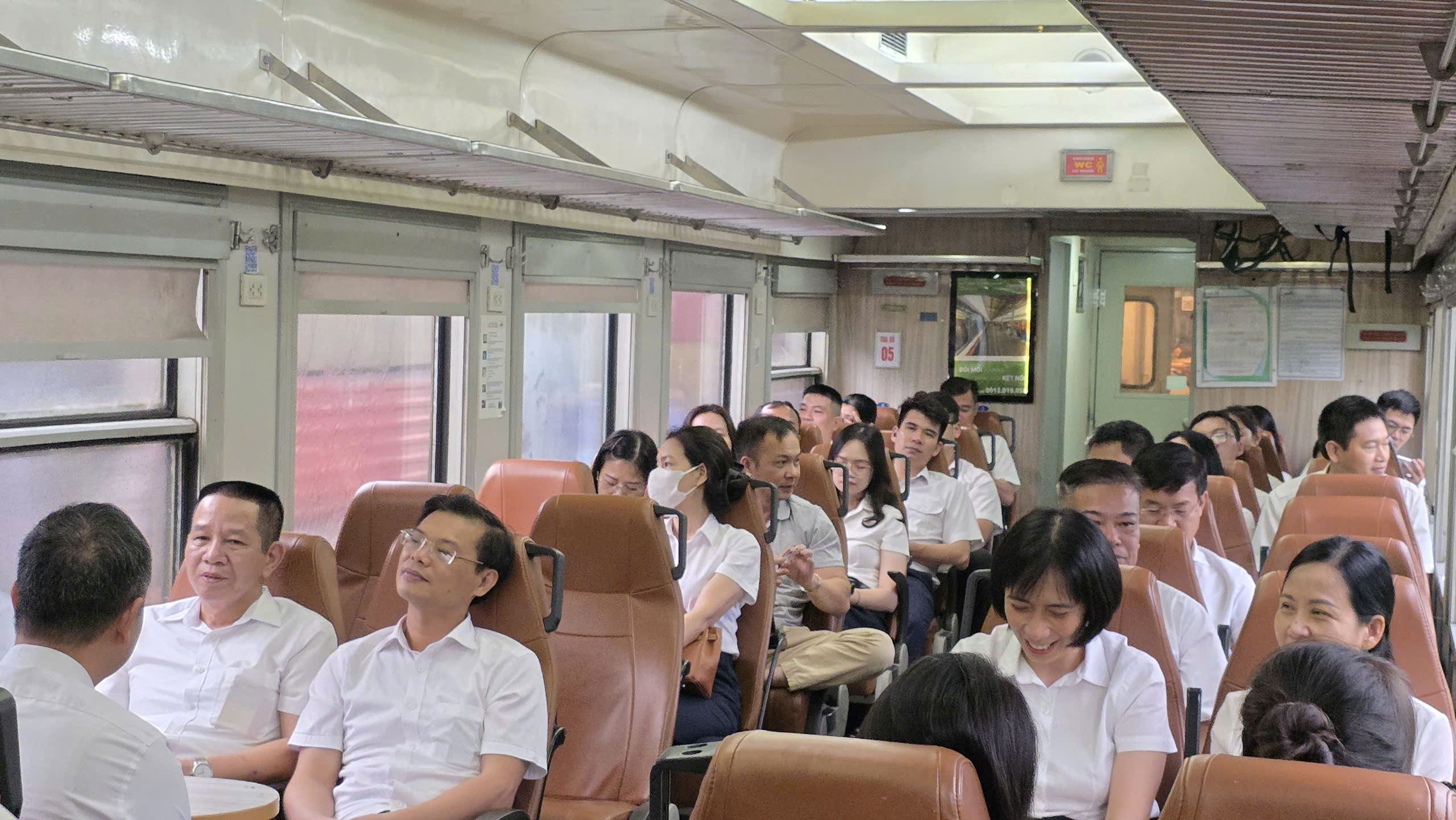 T&agrave;u hỏa chở c&aacute;n bộ, nh&acirc;n vi&ecirc;n Hải Ph&ograve;ng đi l&agrave;m ch&iacute;nh thức vận h&agrave;nh- Ảnh 1.