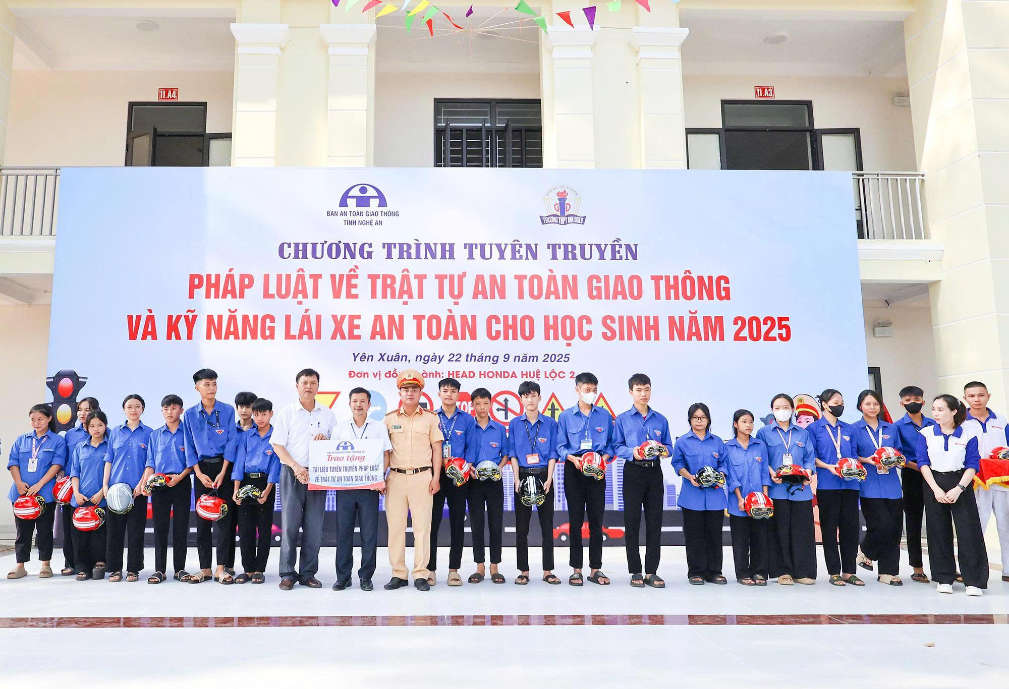 Để mỗi học sinh l&agrave; một tấm gương về tuy&ecirc;n truyền an to&agrave;n giao th&ocirc;ng- Ảnh 3.