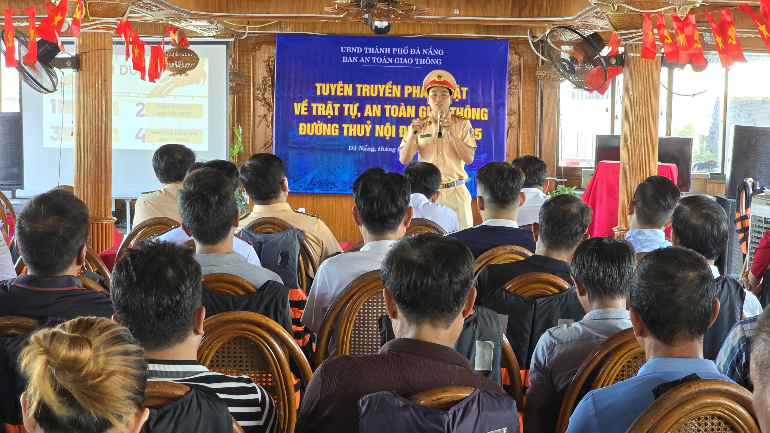Nhắc lại bài học chìm tàu, siết ATGT đường thủy nội địa ở Đà Nẵng- Ảnh 2. Nhắc lại bài học chìm tàu, siết ATGT đường thủy nội địa ở Đà Nẵng- Ảnh 2.