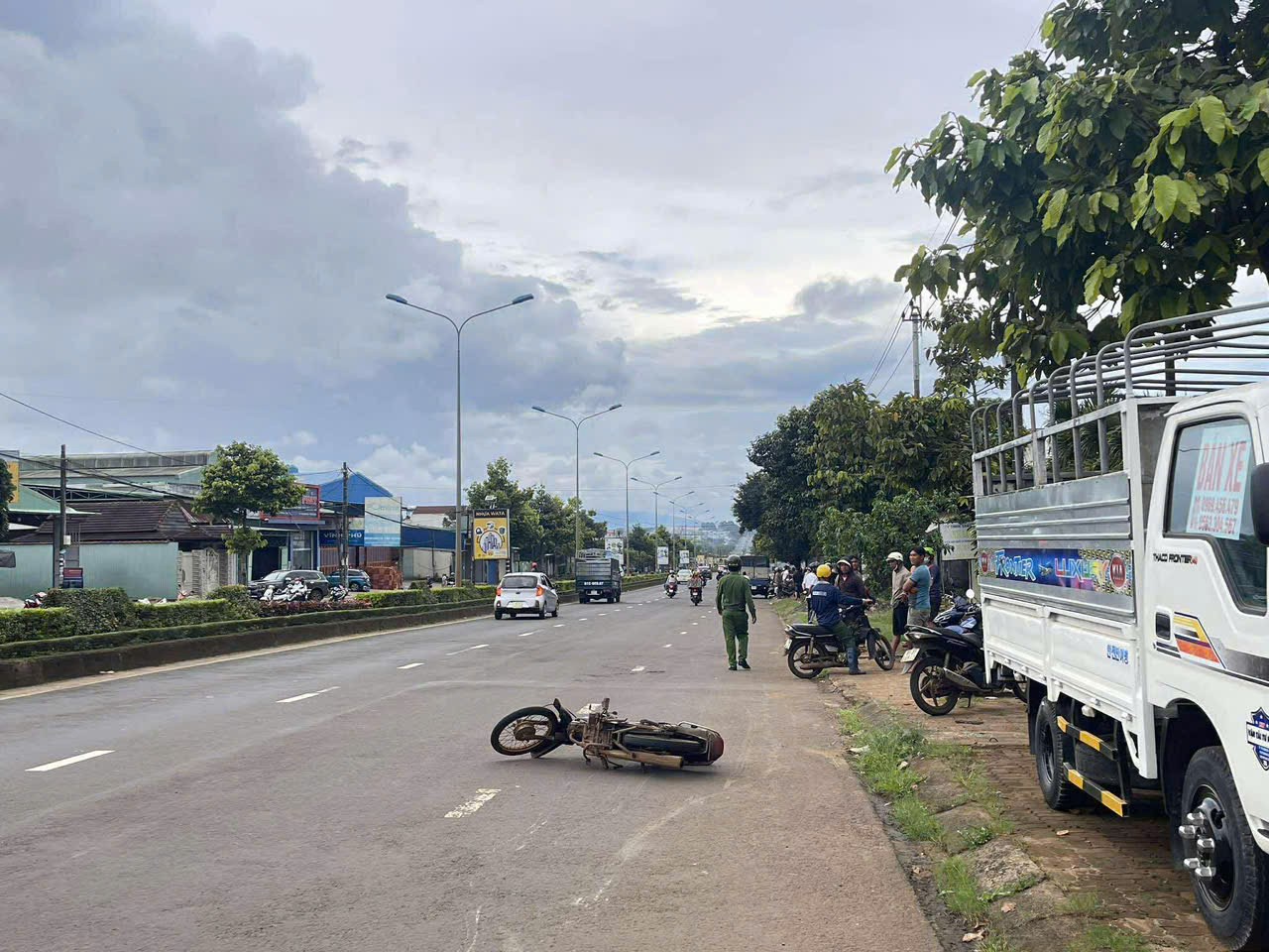 Nam thanh ni&ecirc;n tử vong sau va chạm li&ecirc;n ho&agrave;n ở Gia Lai- Ảnh 1.