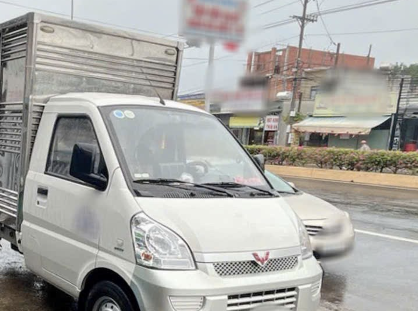 Xử phạt nhiều t&agrave;i xế dừng đỗ sai quy định g&acirc;y mất an to&agrave;n tr&ecirc;n QL13 qua Đồng Nai- Ảnh 1.