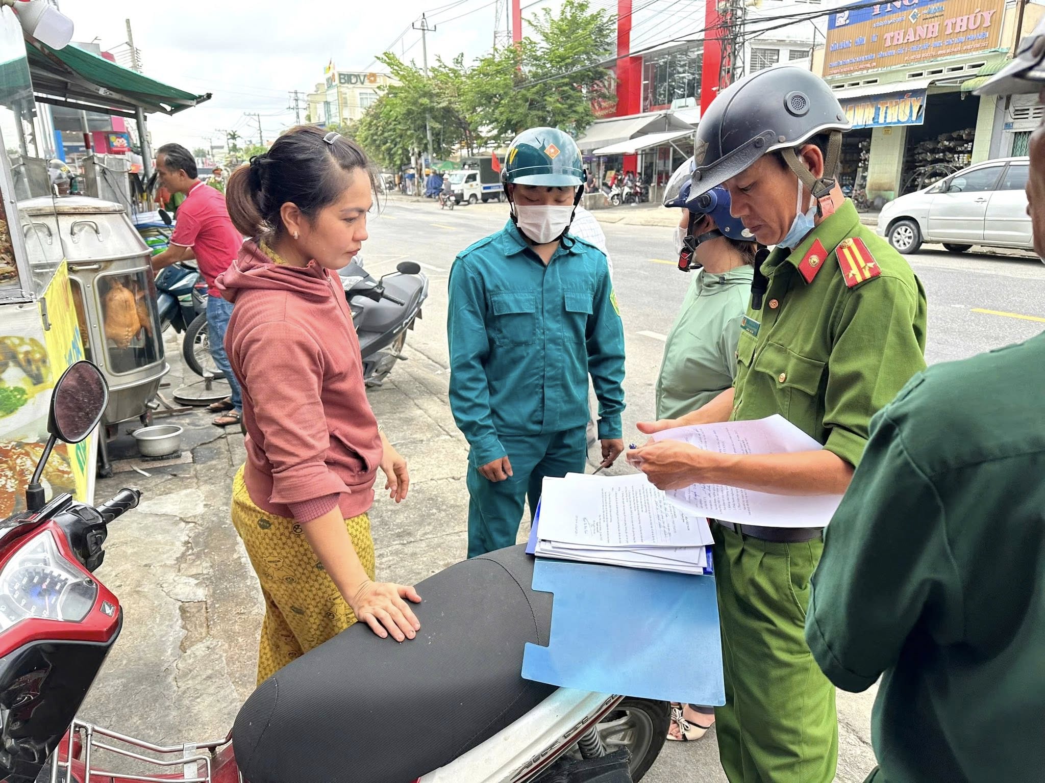 Cấp x&atilde; ở Quảng Ng&atilde;i ki&ecirc;n quyết dẹp nạn lấn chiếm vỉa h&egrave;, l&ograve;ng đường- Ảnh 7.