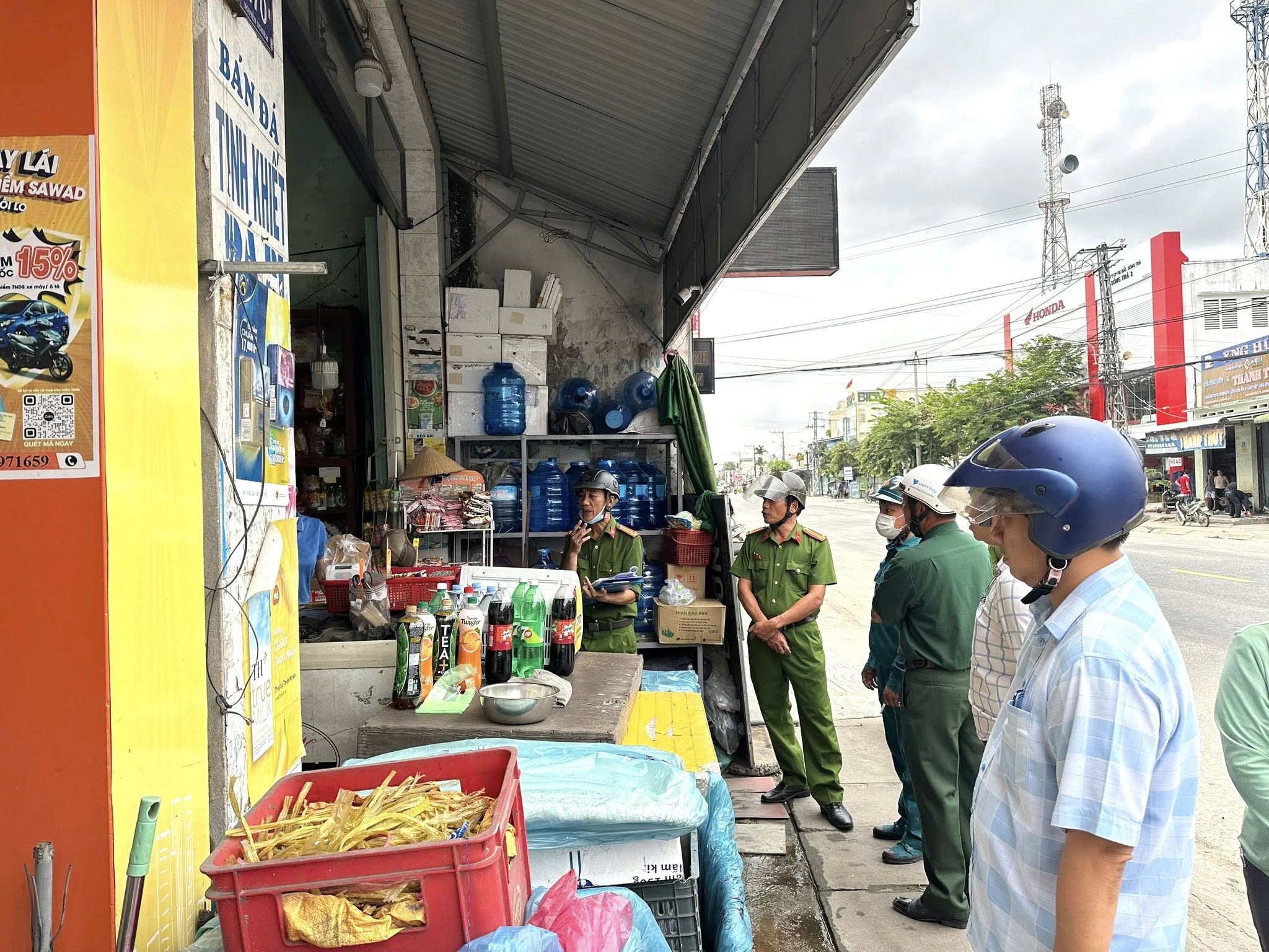 Cấp x&atilde; ở Quảng Ng&atilde;i ki&ecirc;n quyết dẹp nạn lấn chiếm vỉa h&egrave;, l&ograve;ng đường- Ảnh 2.