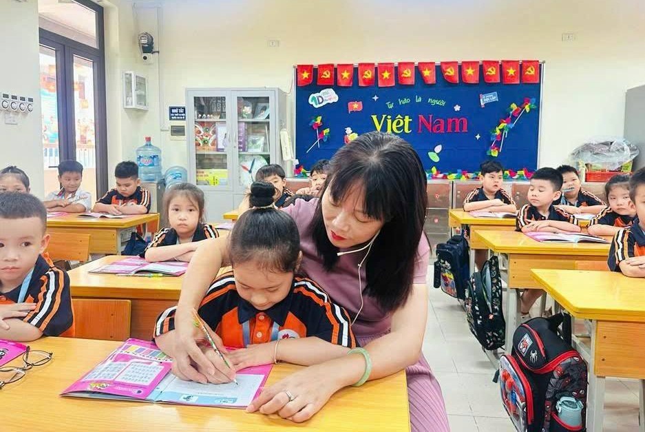 Mỗi gi&aacute;o vi&ecirc;n chỉ được trả lương tối đa 200 tiết dạy th&ecirc;m/năm- Ảnh 1.