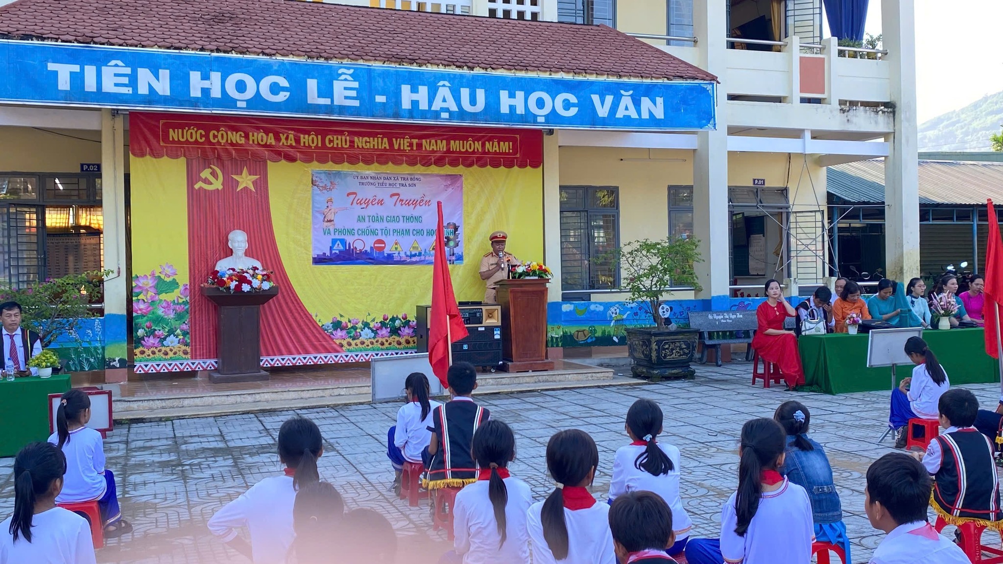 Quảng Ngãi đẩy mạnh tuyên truyền trật tự ATGT đến học sinh- Ảnh 2. Quảng Ngãi đẩy mạnh tuyên truyền trật tự ATGT đến học sinh- Ảnh 2.