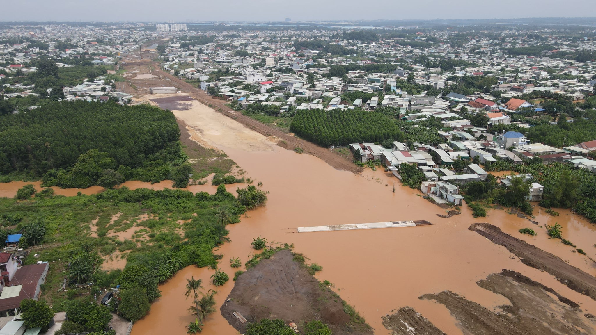 Lũ đổ về s&ocirc;ng Bu&ocirc;ng, nước tr&agrave;n qua cao tốc Bi&ecirc;n H&ograve;a - Vũng T&agrave;u- Ảnh 5.