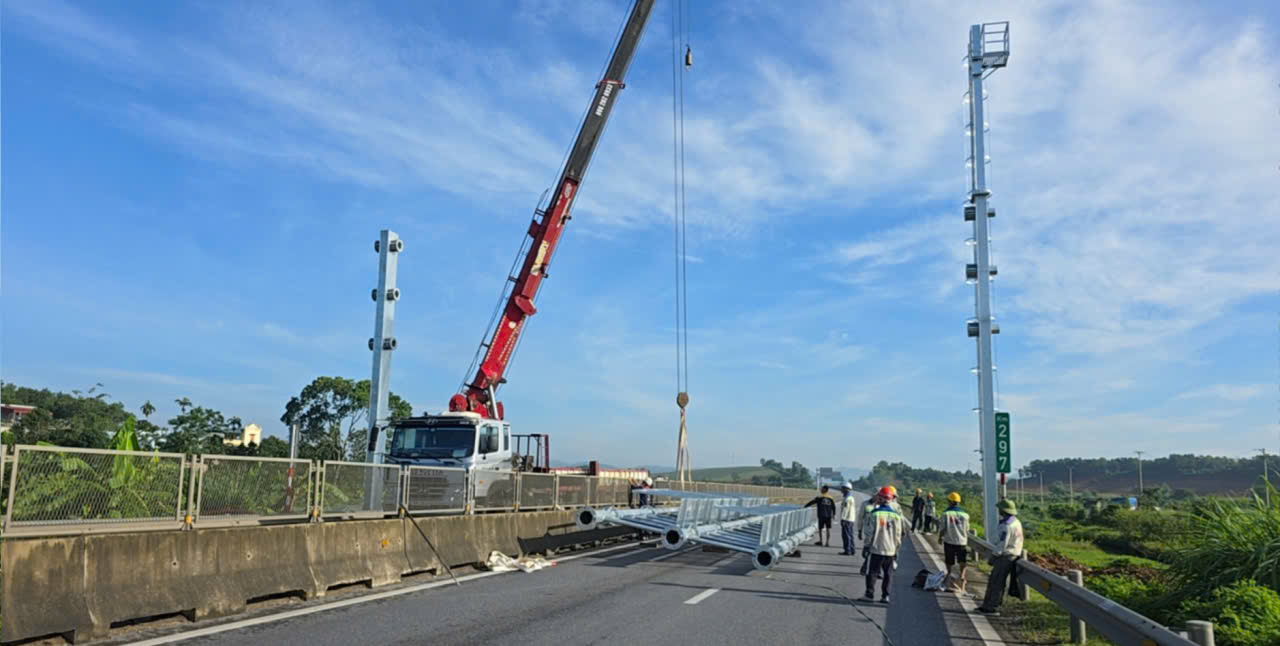 Tạm điều chỉnh giao th&ocirc;ng cao tốc Mai Sơn - QL45 s&aacute;ng 29/9 để lắp đặt 8 gi&aacute; long m&ocirc;n- Ảnh 1.