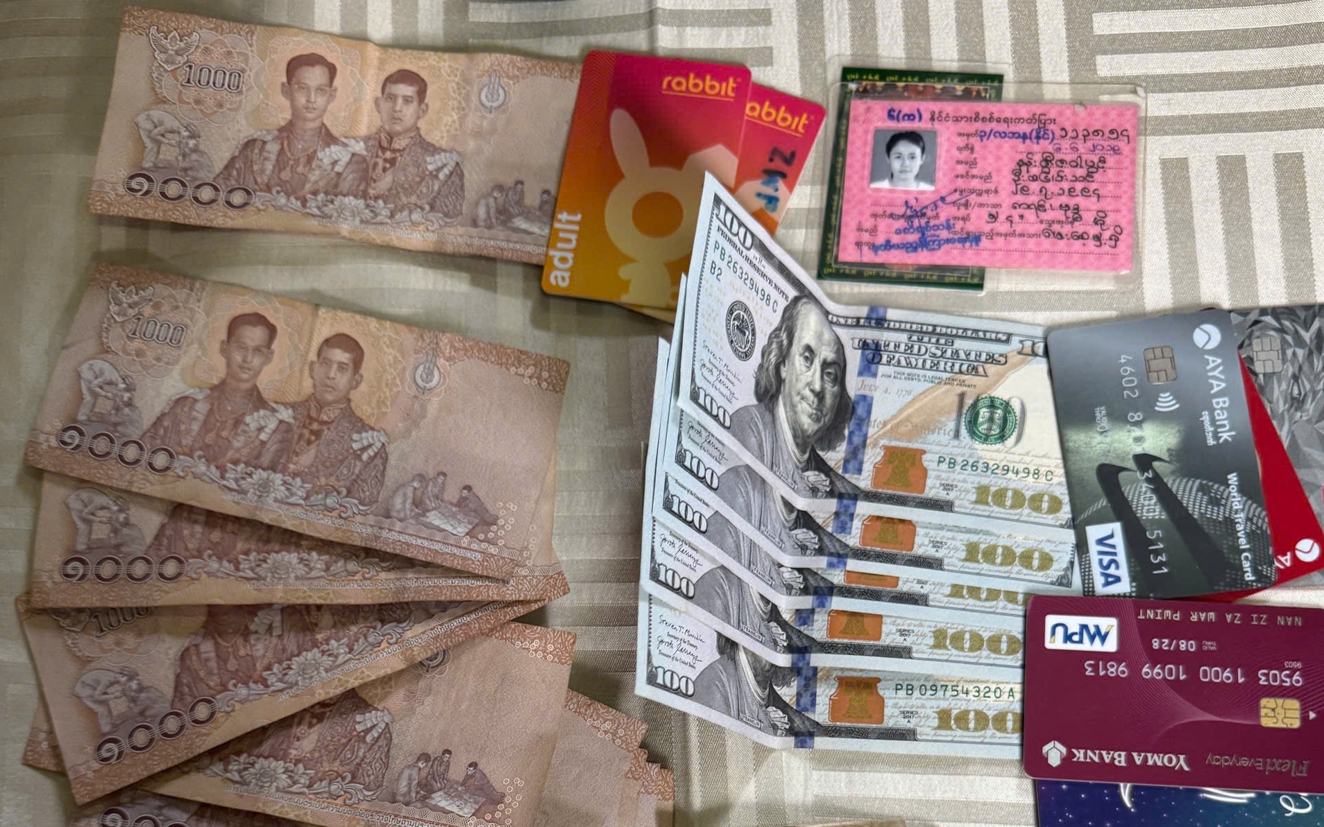 Kh&aacute;ch bỏ qu&ecirc;n ba l&ocirc; chứa nhiều ngoại tệ tr&ecirc;n t&agrave;u Thống nhất