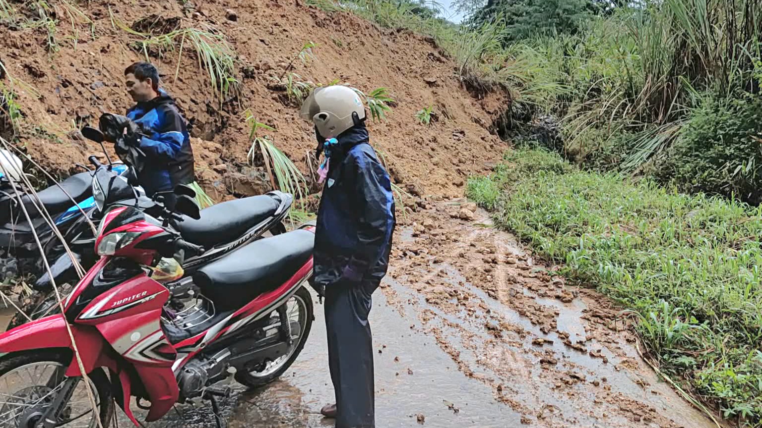 Lở n&uacute;i khiến đất đ&aacute; tr&agrave;n tỉnh lộ, chia cắt giao th&ocirc;ng ở x&atilde; bi&ecirc;n giới Quảng Ng&atilde;i- Ảnh 5.