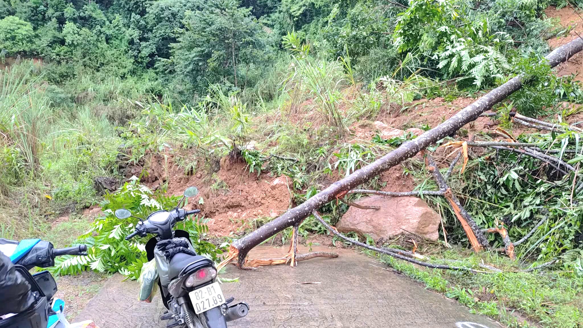 Lở n&uacute;i khiến đất đ&aacute; tr&agrave;n tỉnh lộ, chia cắt giao th&ocirc;ng ở x&atilde; bi&ecirc;n giới Quảng Ng&atilde;i- Ảnh 3.