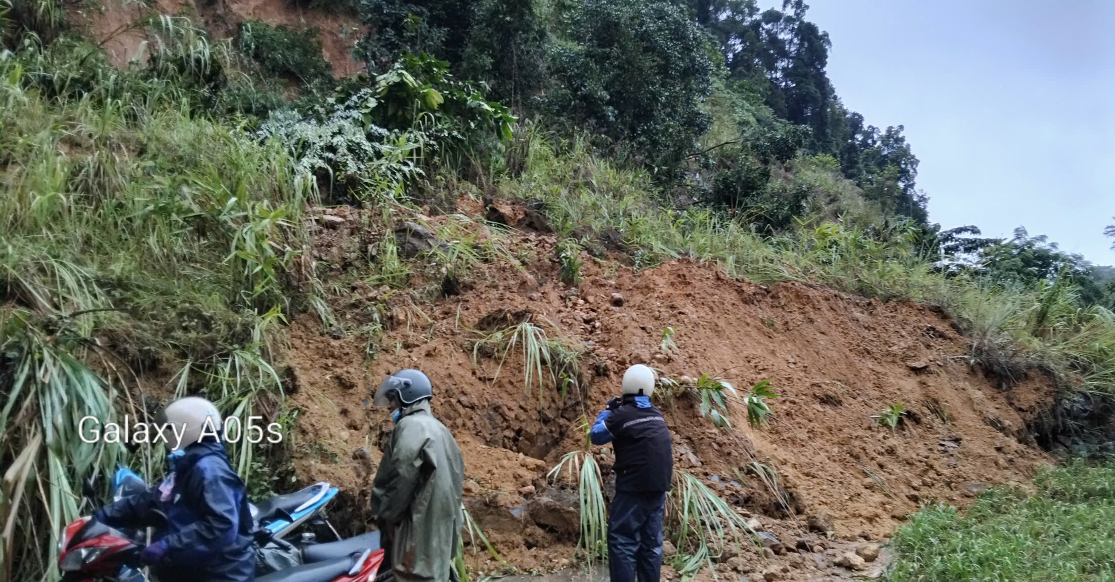 Lở n&uacute;i khiến đất đ&aacute; tr&agrave;n tỉnh lộ, chia cắt giao th&ocirc;ng ở x&atilde; bi&ecirc;n giới Quảng Ng&atilde;i- Ảnh 2.