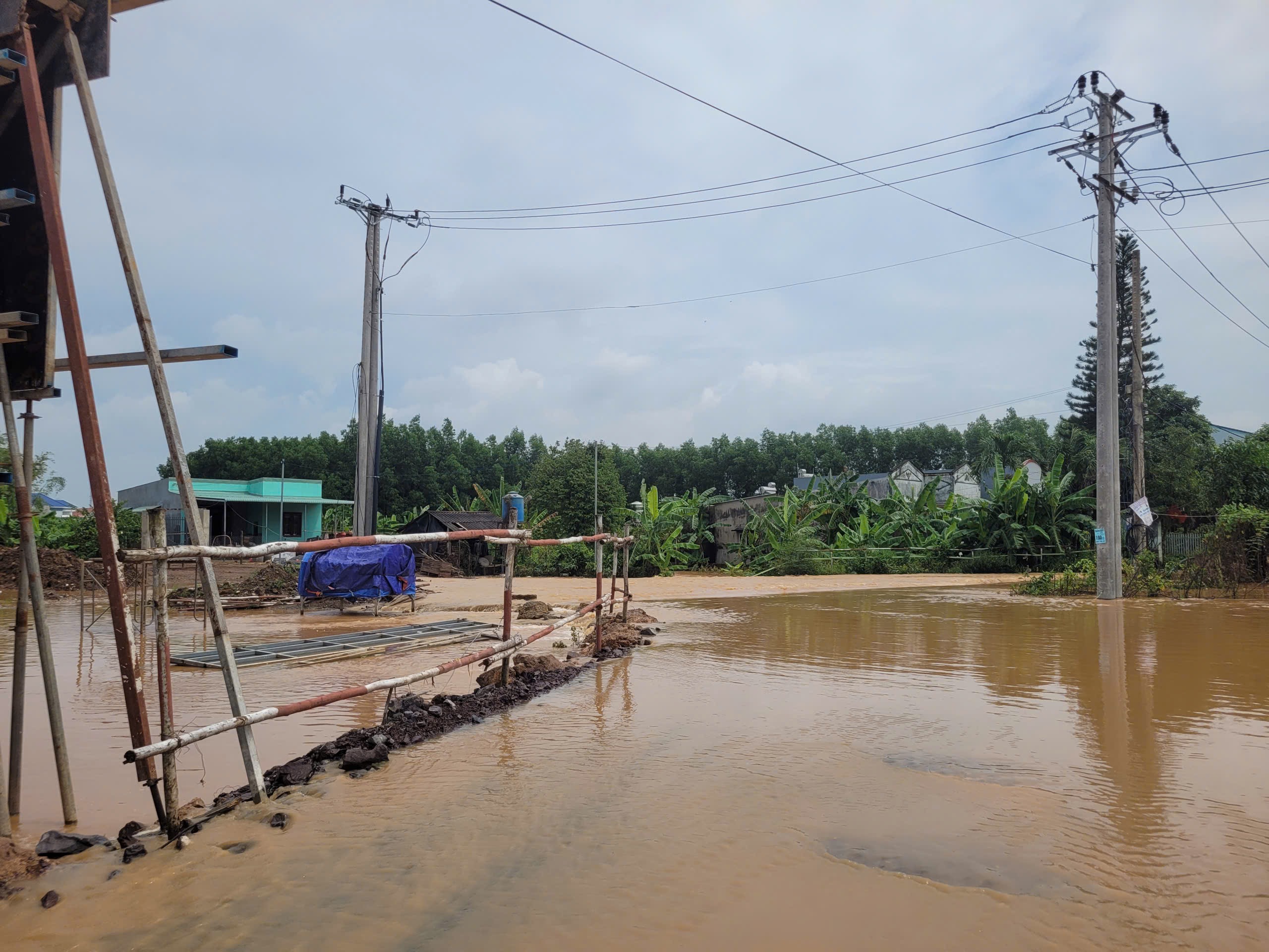 Lũ đổ về s&ocirc;ng Bu&ocirc;ng, nước tr&agrave;n qua cao tốc Bi&ecirc;n H&ograve;a - Vũng T&agrave;u- Ảnh 3.