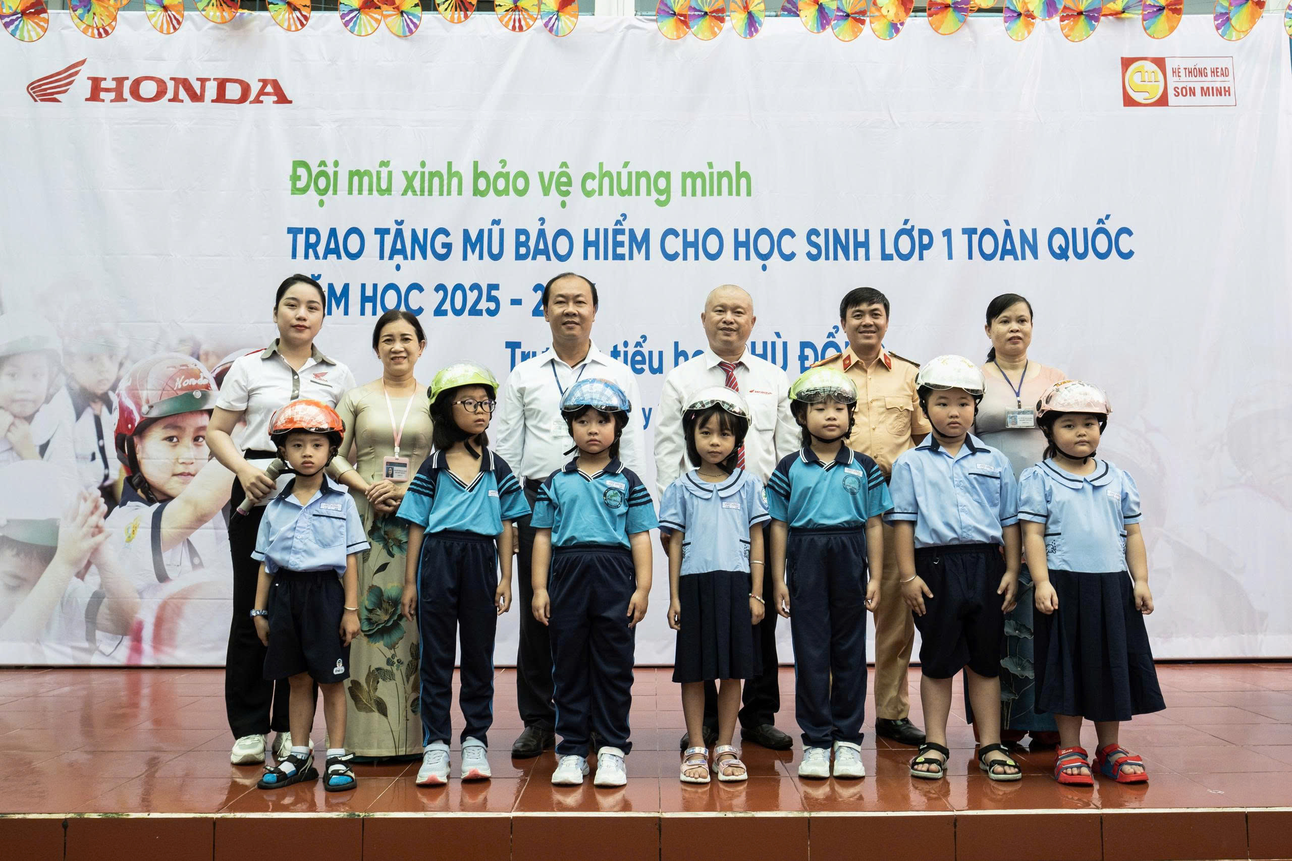 Trao mũ bảo hiểm cho học sinh trường tiểu học ở TP.HCM- Ảnh 1. Trao mũ bảo hiểm cho học sinh trường tiểu học ở TP.HCM- Ảnh 1.