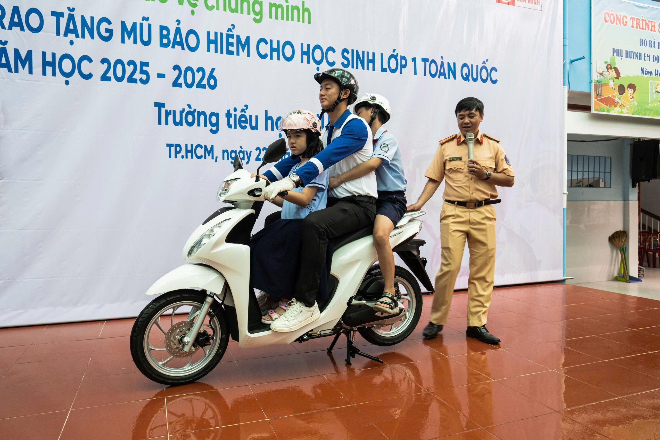 Trao mũ bảo hiểm cho học sinh trường tiểu học ở TP.HCM- Ảnh 2. Trao mũ bảo hiểm cho học sinh trường tiểu học ở TP.HCM- Ảnh 2.